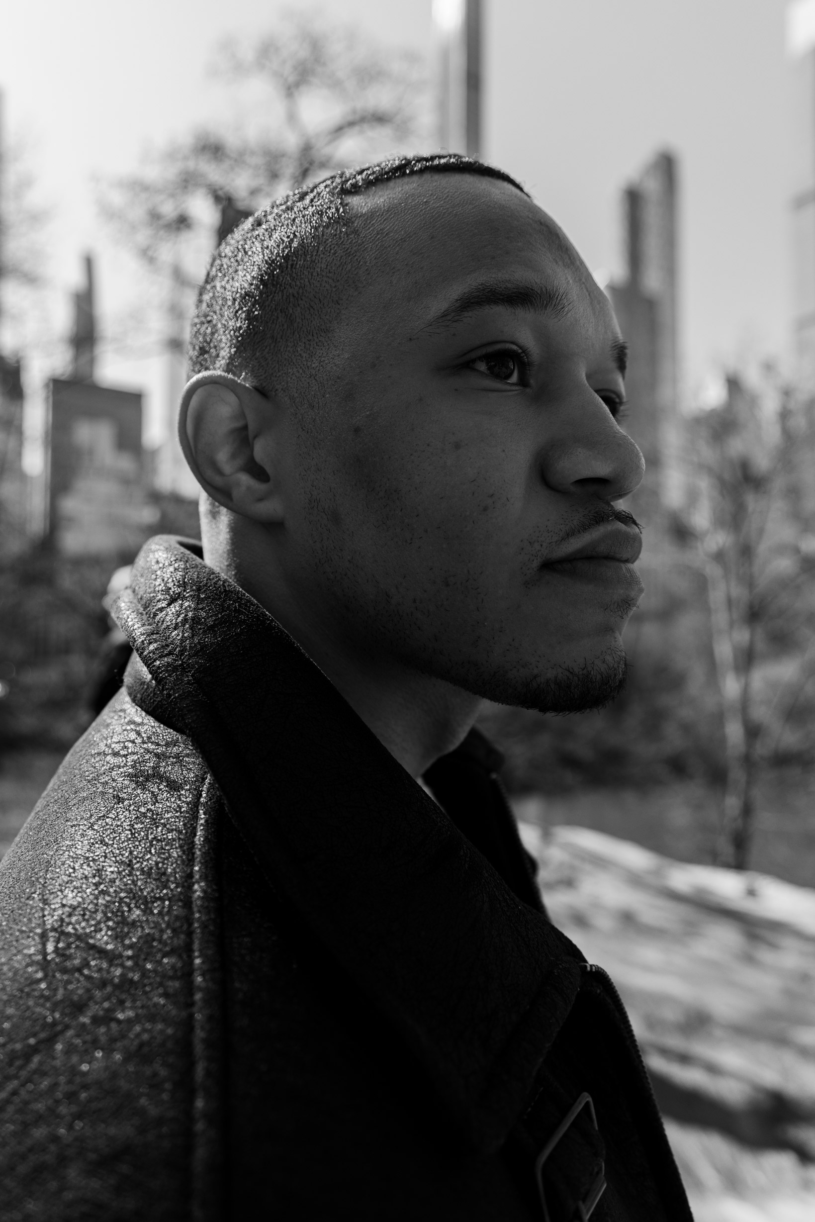 Photo en noir et blanc d'une personne à Central Park
