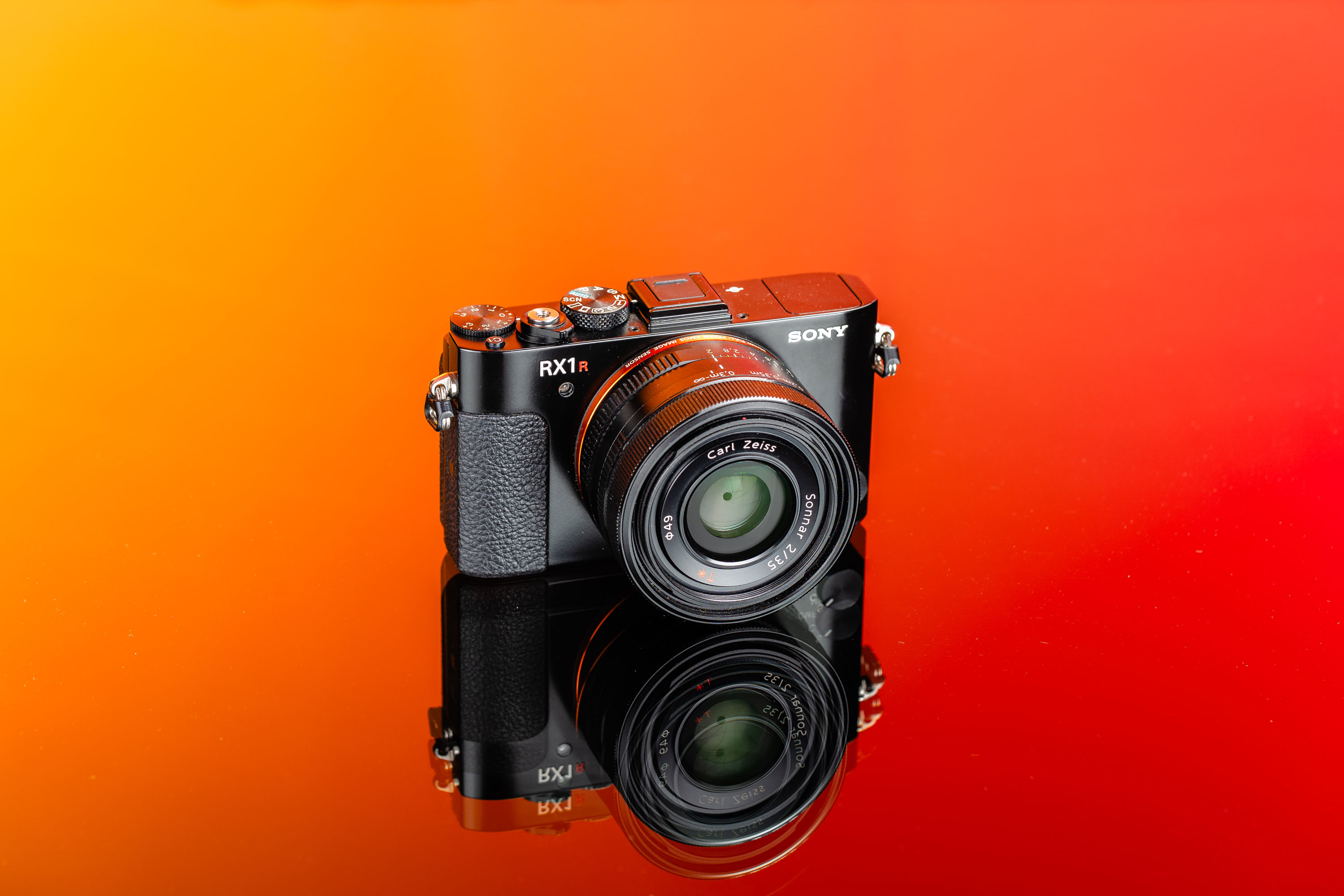 Gebrauchte Sony RX1R II auf orange-rotem Hintergrund