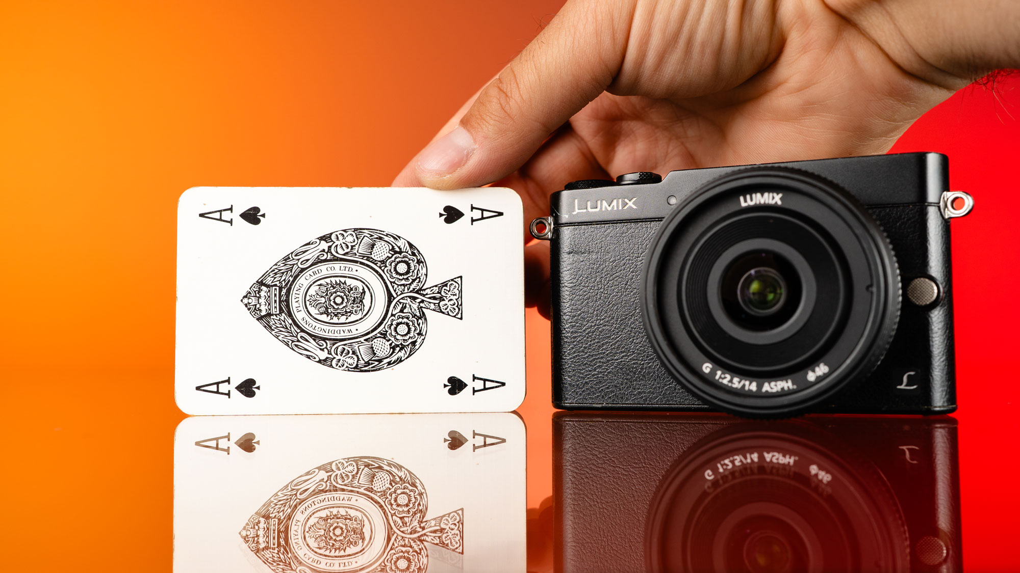 Gebrauchte Panasonic GM5. Eine Hand hält von rechts als Größenvergleich eine Spielkarte ins Bild.