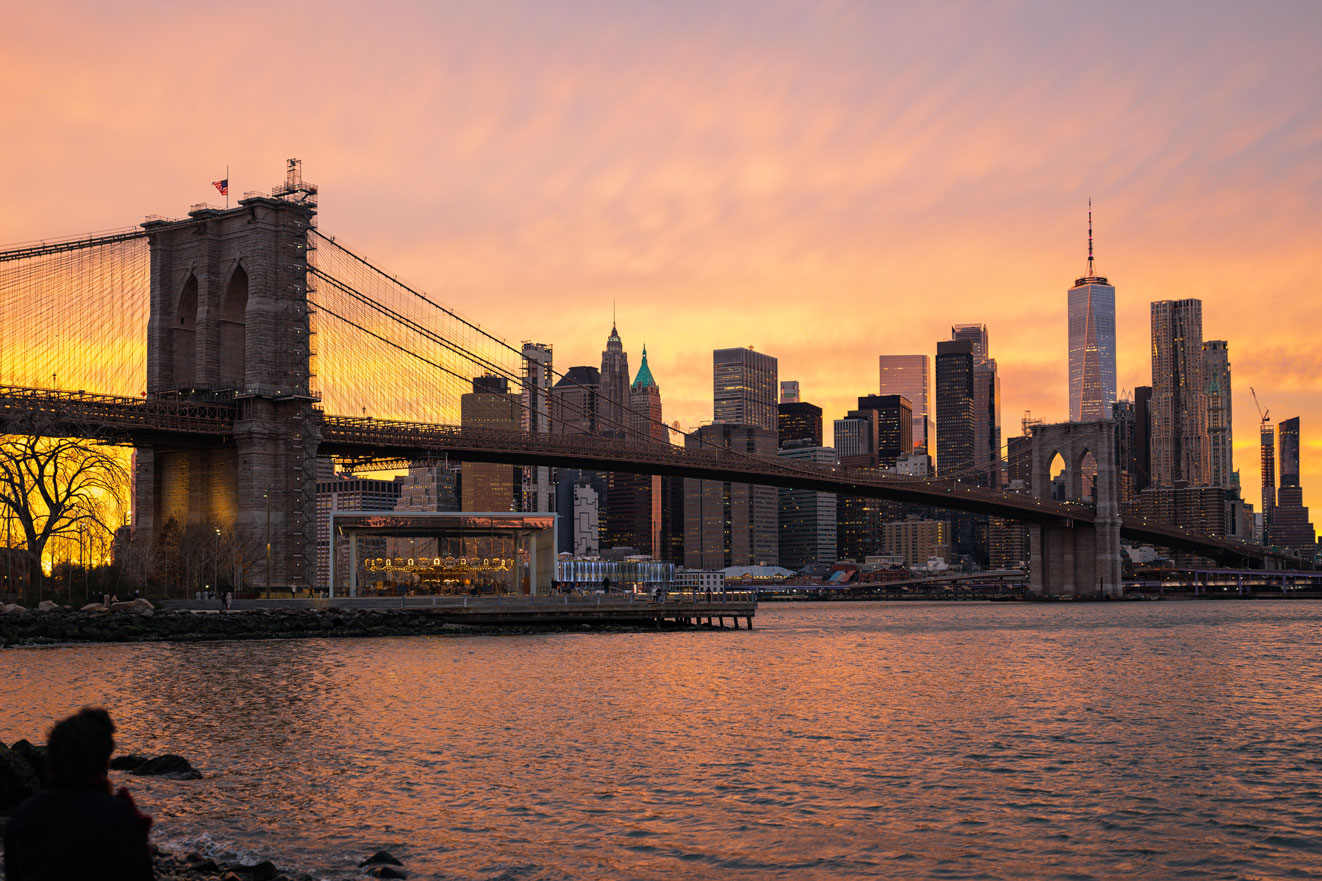 Ein malerisches Foto vom Sonnenuntergang in New York City mit der Manhattan Bridge.