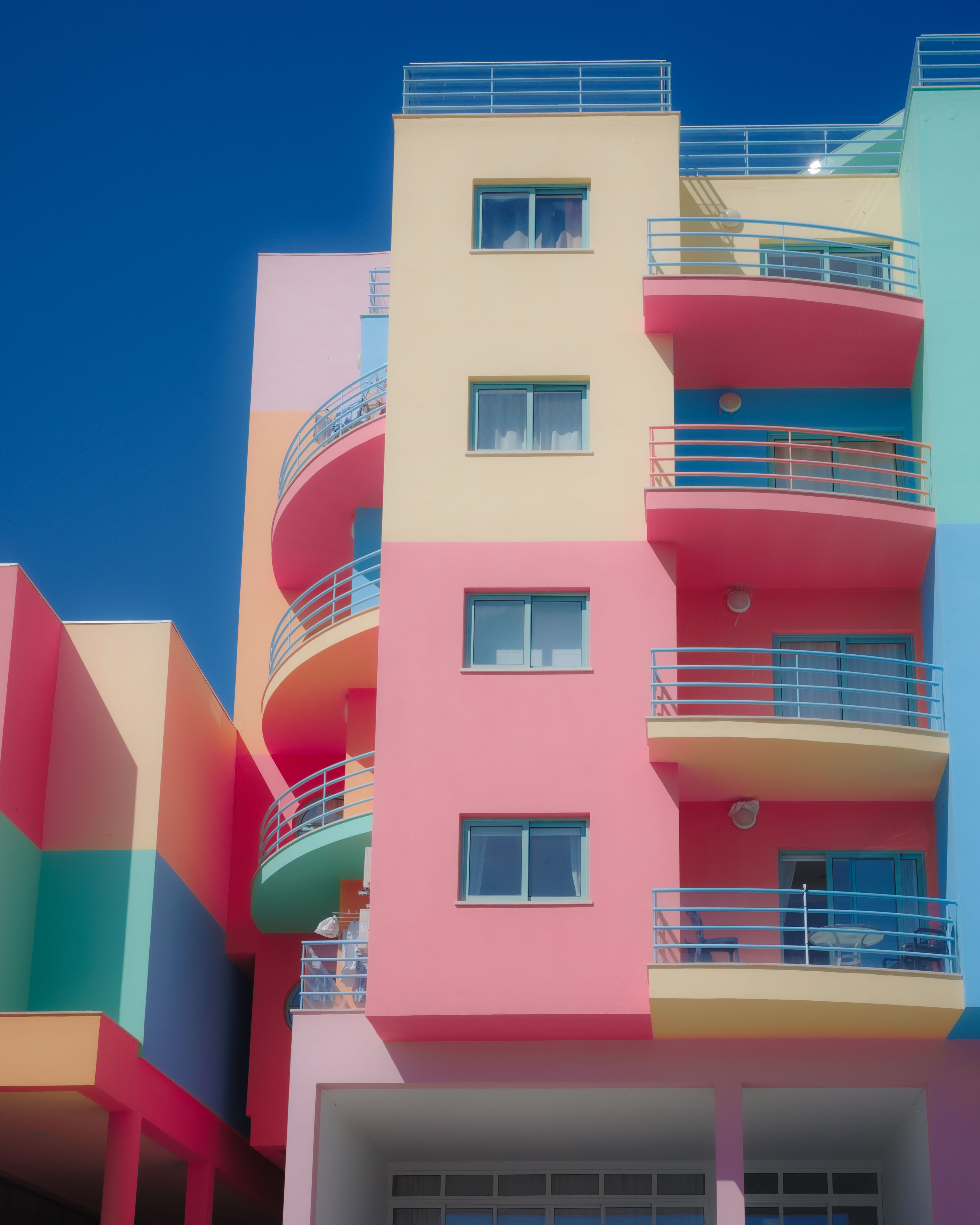 Ein farbenfrohes Wohnhaus in Albufeira, Portugal. Von Connor Redmond.