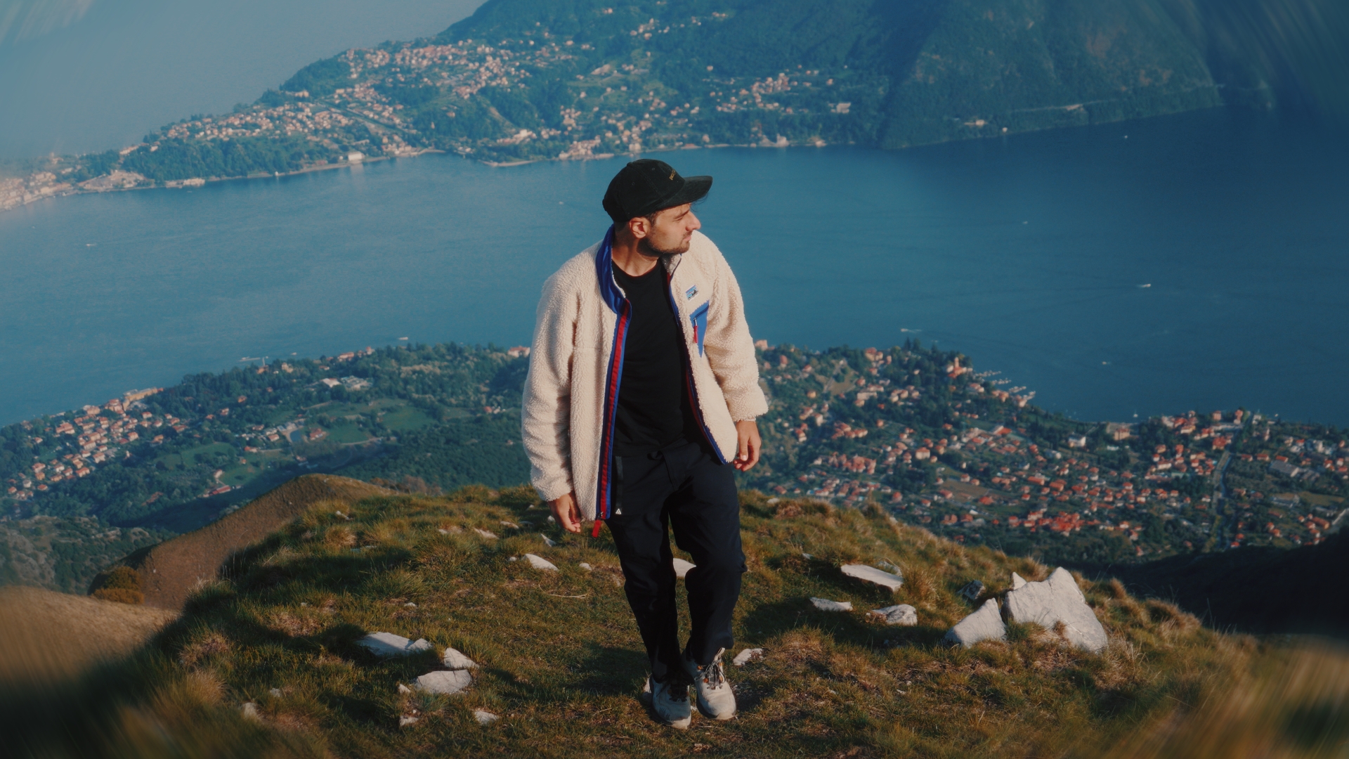 Videomaker su una vetta affacciata sul Lago di Como