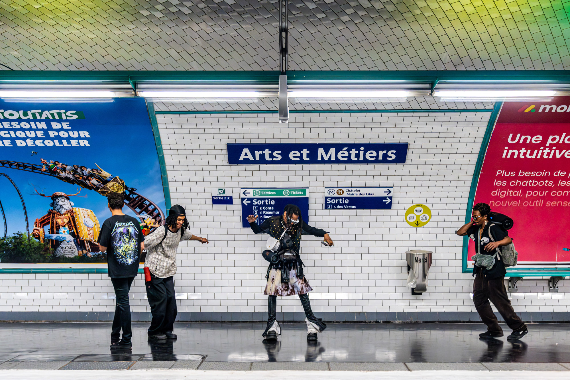 Des danseurs s’ambiancent dans la station de métro “Arts et métiers”. Photo prise par Marilu Parisi avec un Sony A7R V.