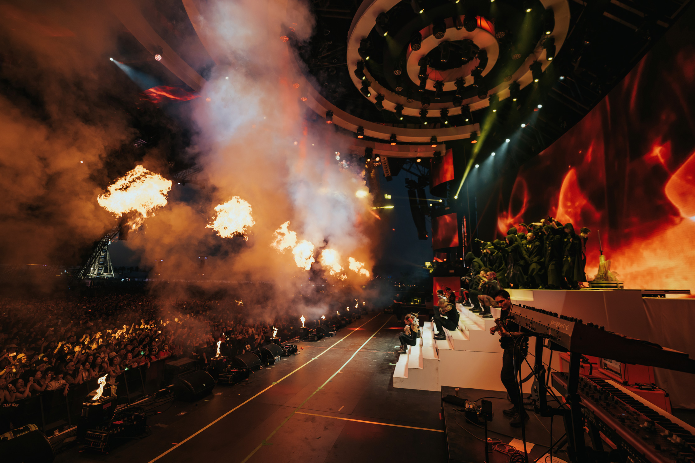 Foto von Feuer und Nebel während des Auftritts von Jackson Wang beim Coachella Musikfestival 2023.