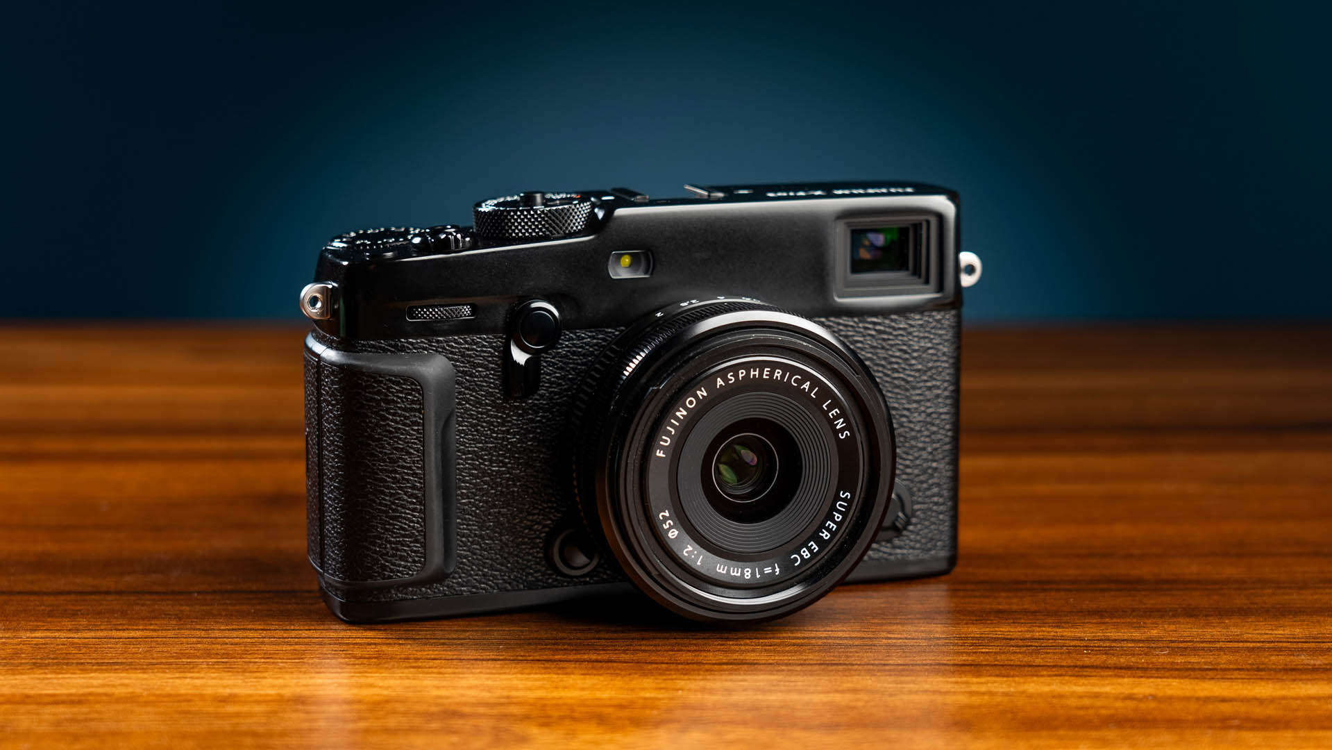 Fujifilm X-Pro 3 d'occasion de MPB sur une table en bois