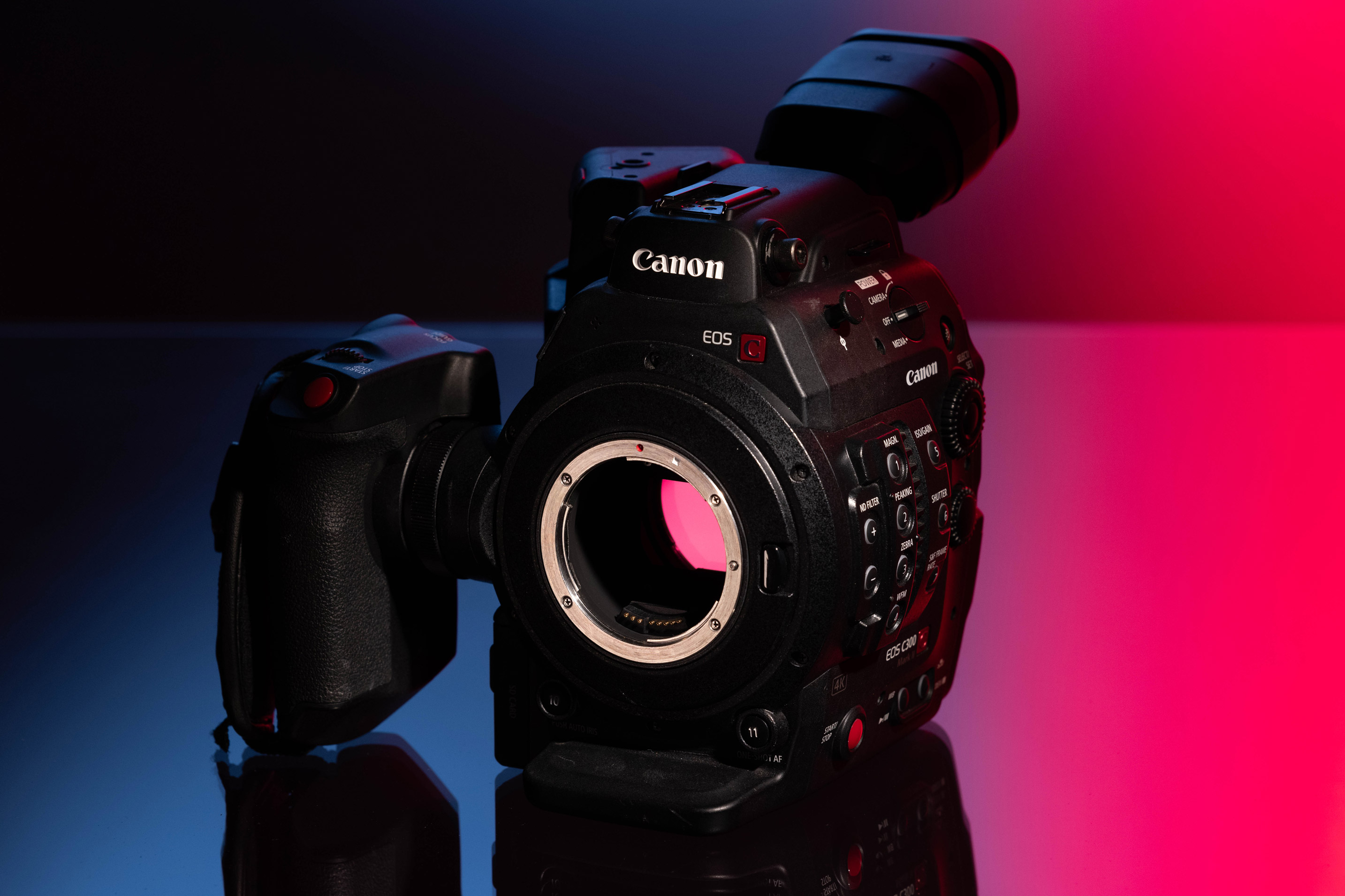 Canon EOS C300 Mark III tegen een blauwe en rode achtergrond