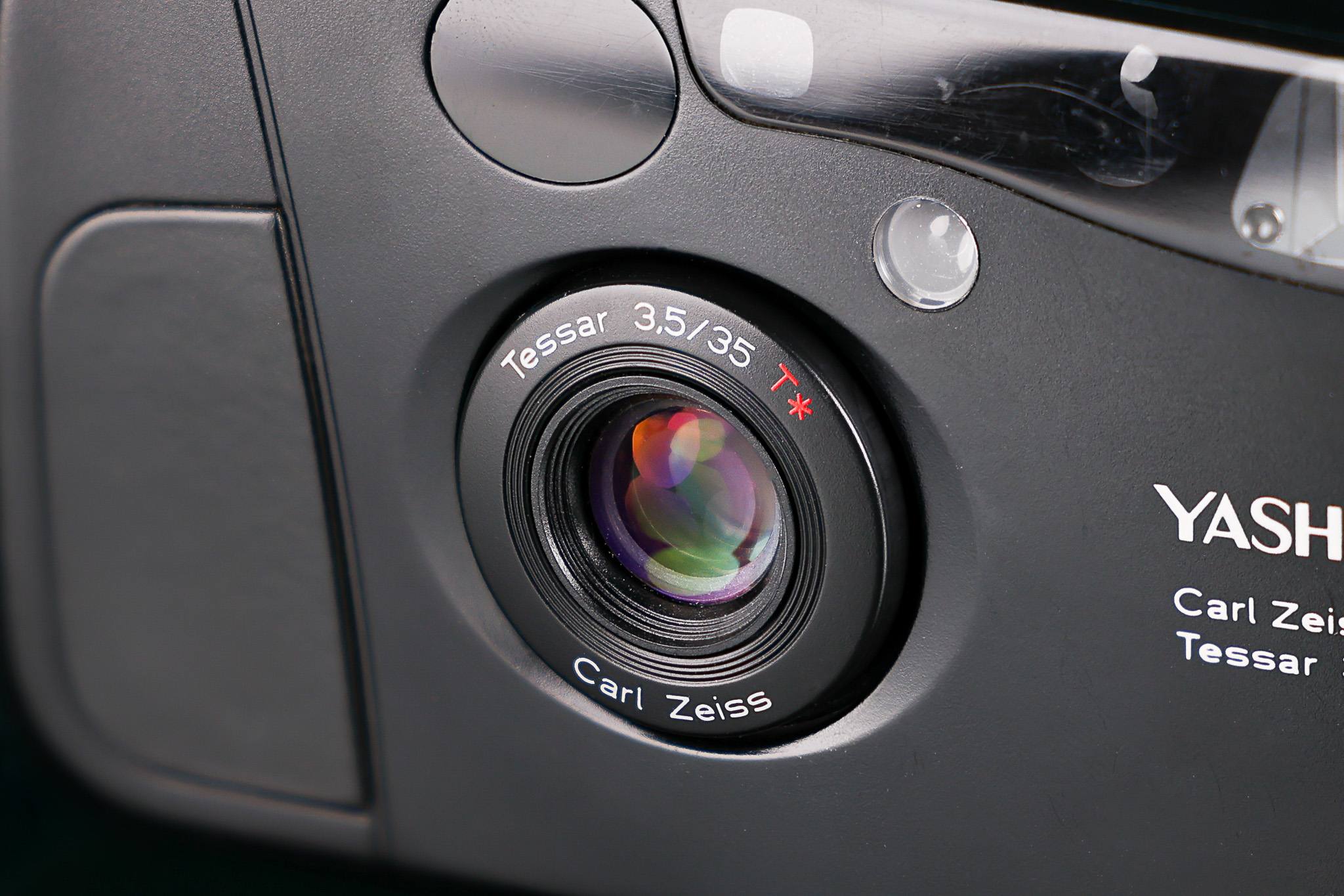 Close-up of the 35mm f/3.5 Carl Zeiss Tessar lens on the Yashica T4