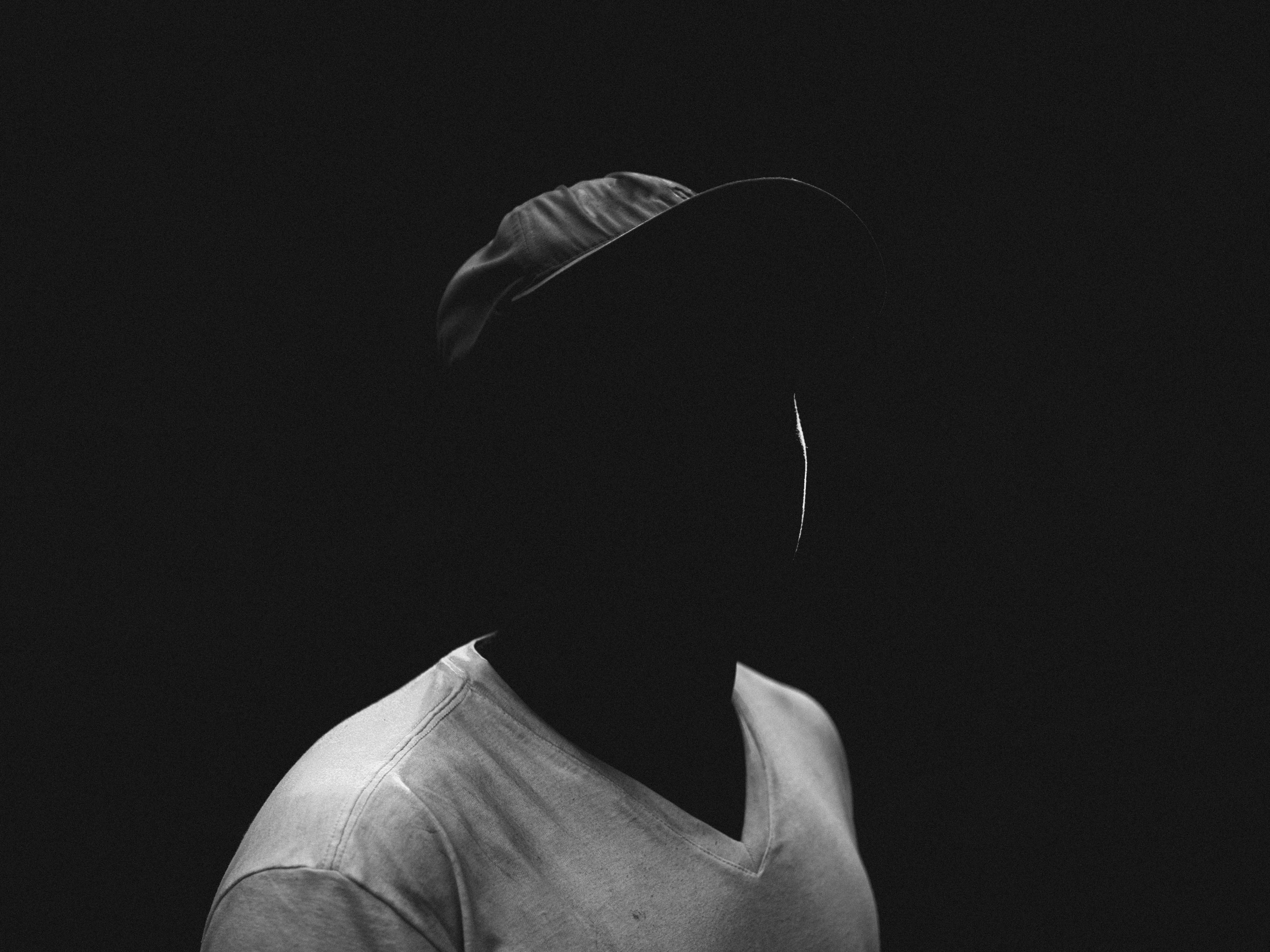 Zwart-wit portret. De geportretteerde draagt een wit shirt en kan zijn gezicht niet zien. Gefotografeerd door Ian Howorth met een Hasselblad X1D II middenformaat camera.