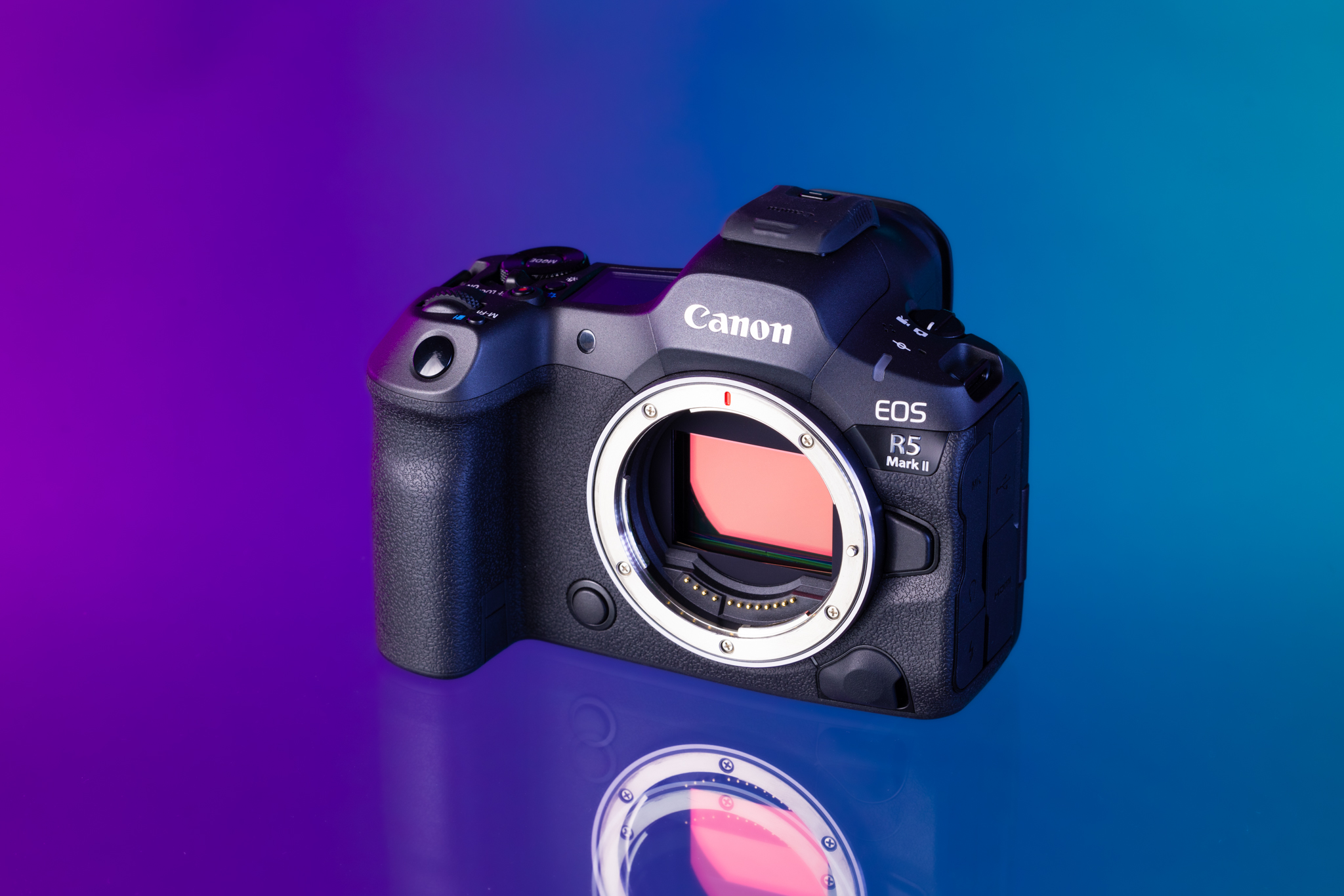 Canon EOS R5 Mark II op een paarse en lichtblauwe achtergrond