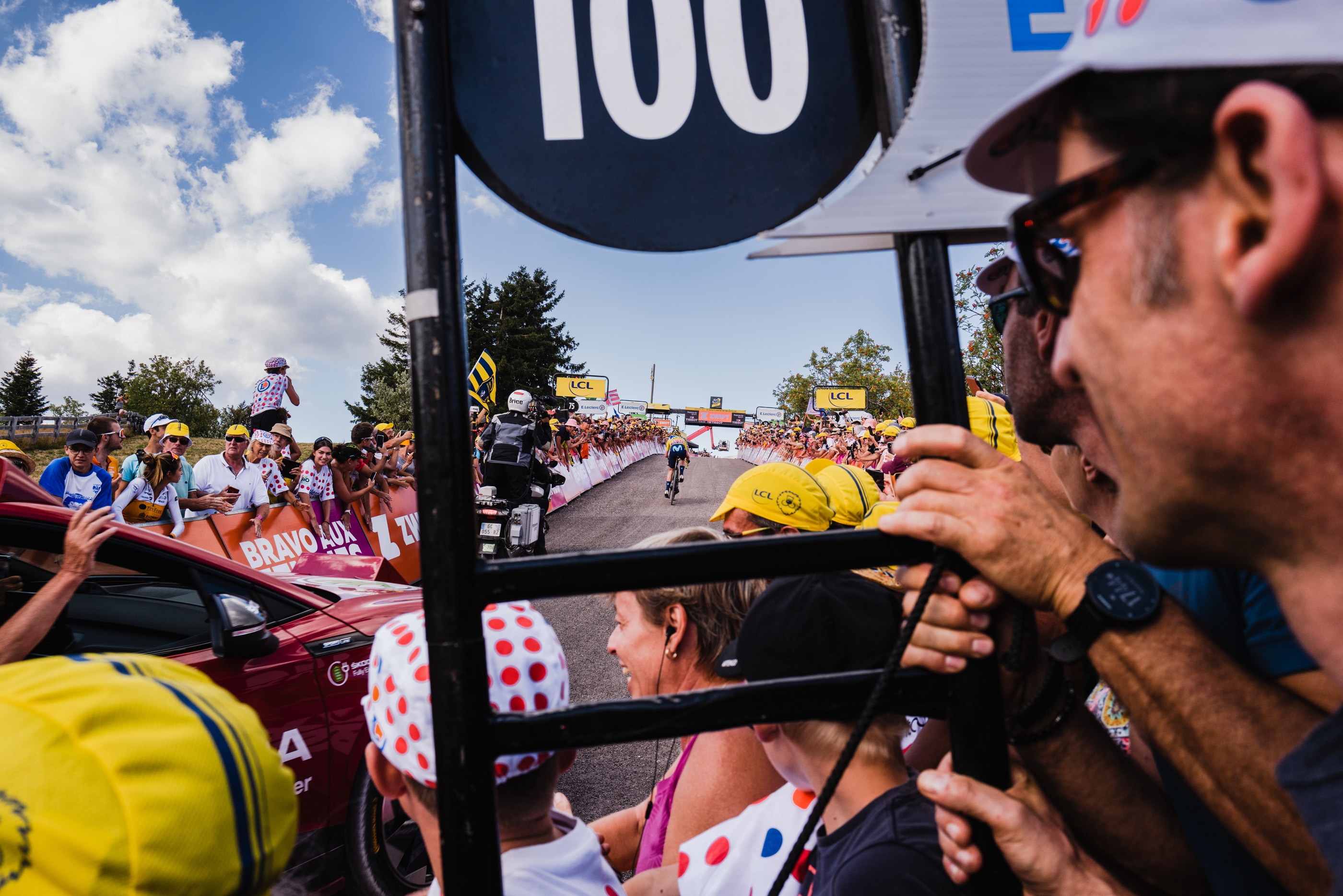 Publikum schaut auf eine vorbeifahrende Radfahrerin bei der Tour de France der Frauen 2022