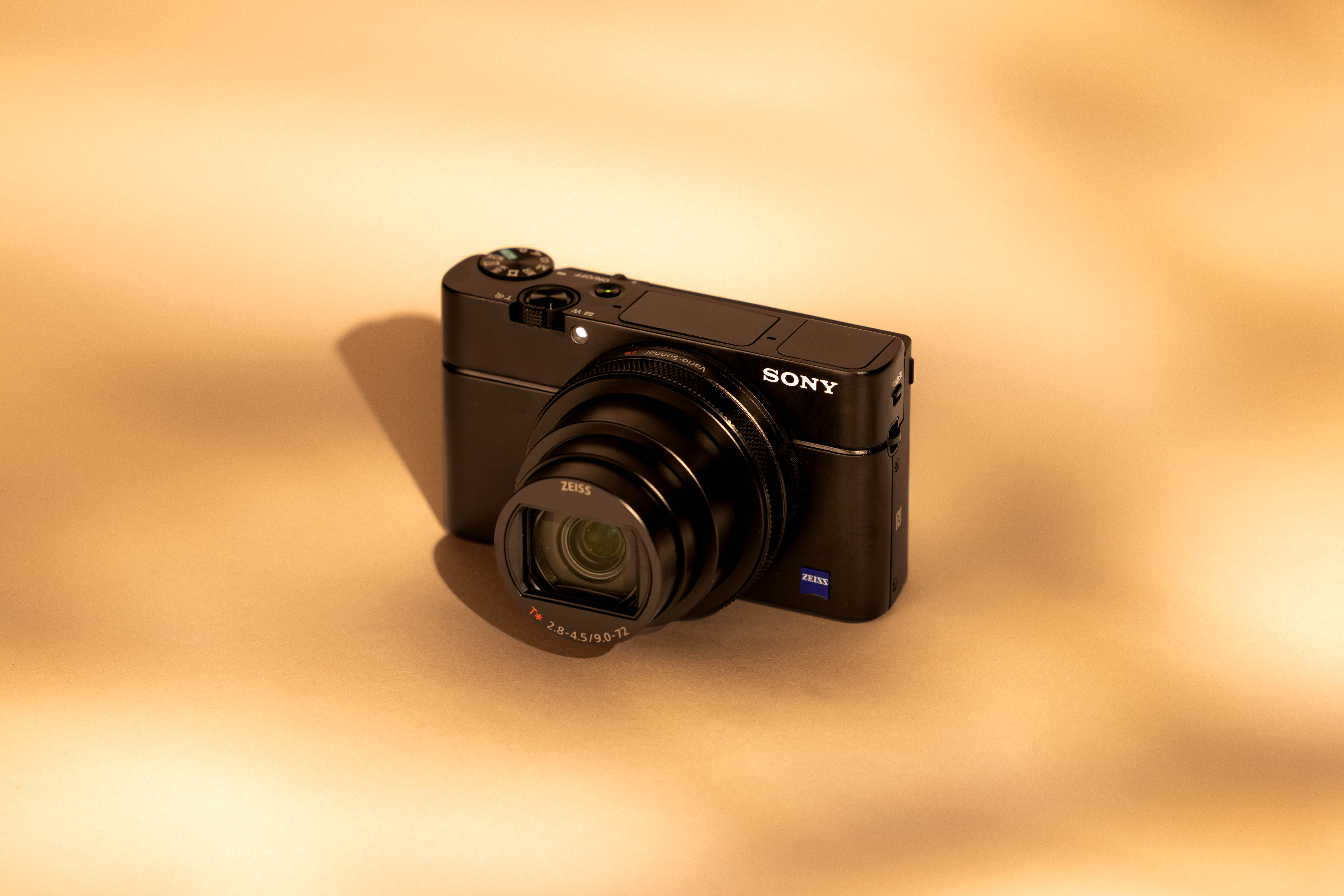 Sony RX100 VII auf cremefarbenem Hintergrund