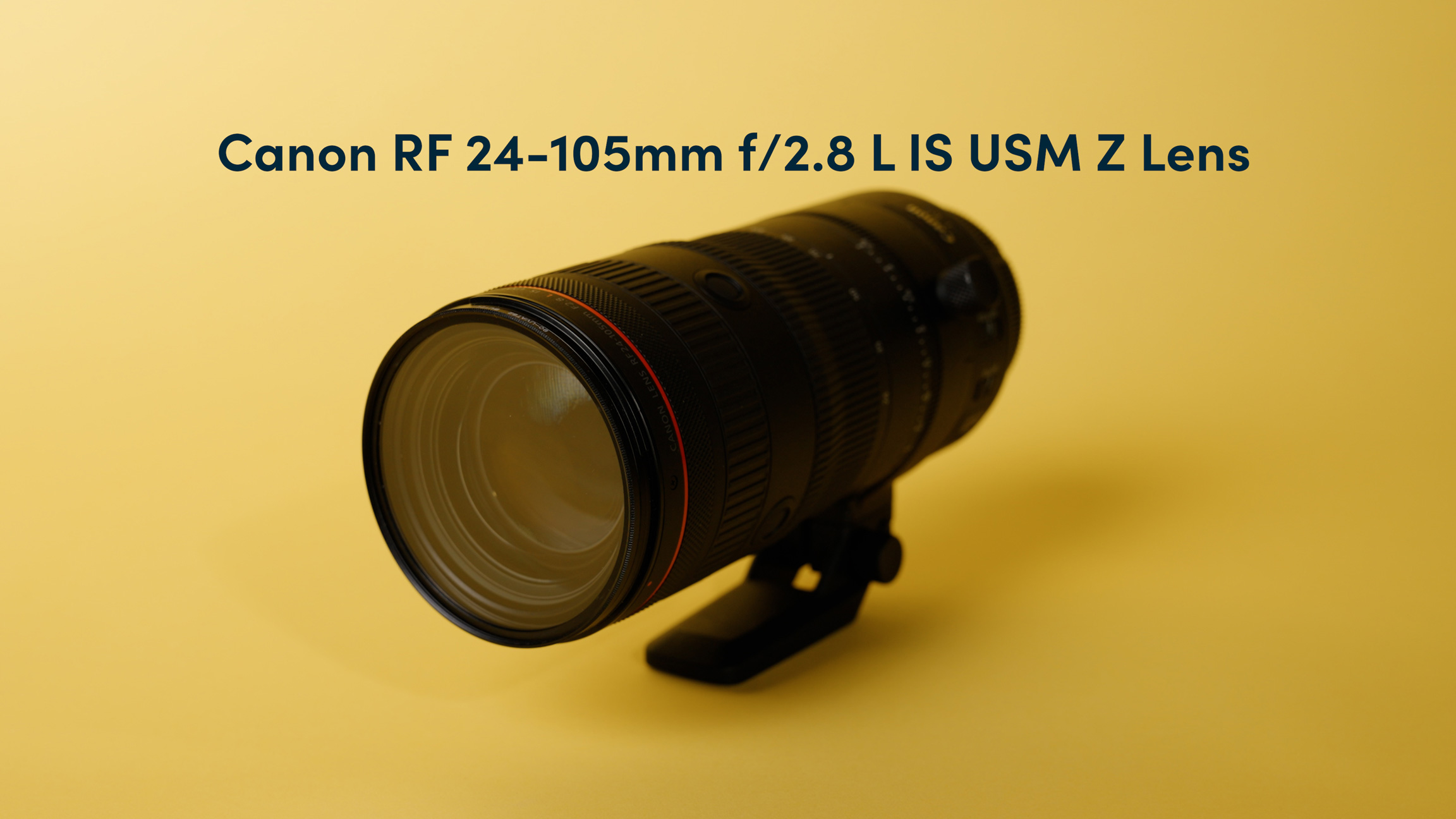 Canon RF 24-105mm f/2.8 lens tegen een gele achtergrond