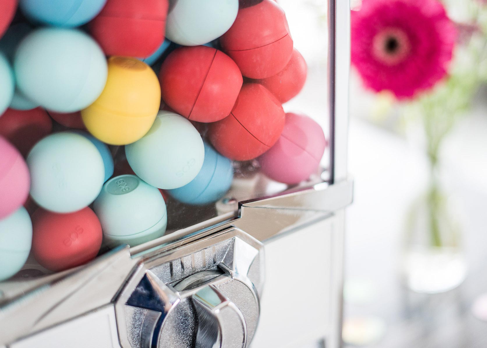 Gros plan sur les produits pour les lèvres EOS 
