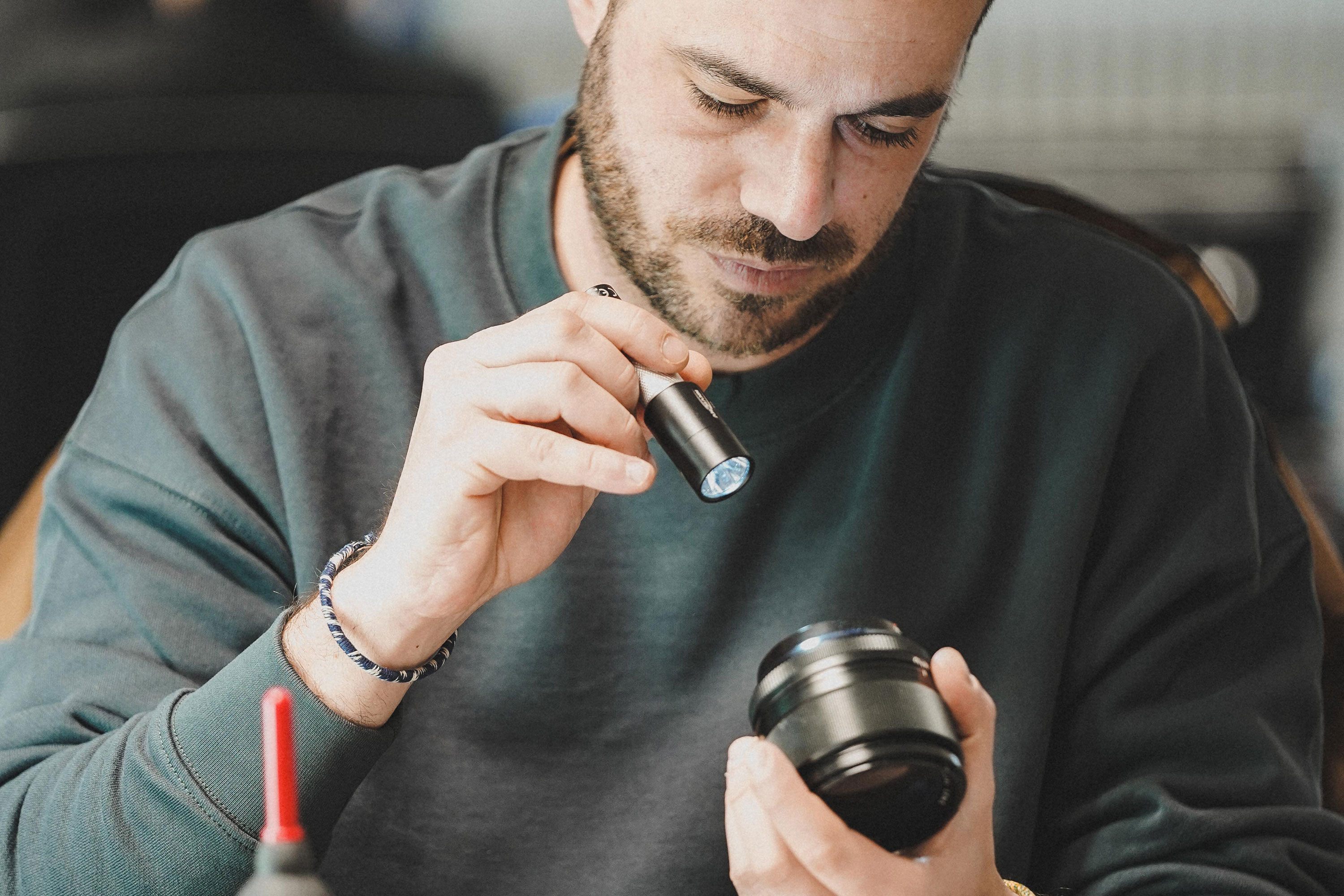 Produktexpert:innen, die ein Objektiv prüfen