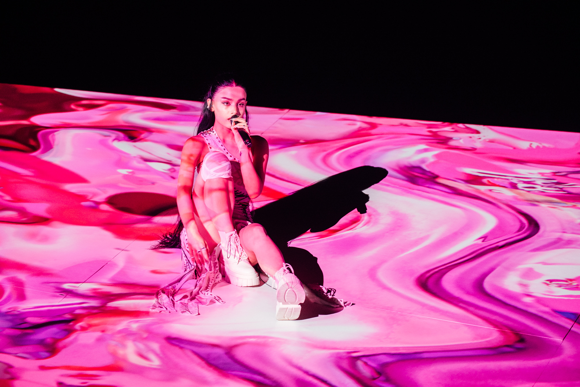 Darsteller:in auf der Bühne mit pinkem Licht beim ESC 2023. Aufgenommen von Corinna Cumming mit der Canon EOS R5.