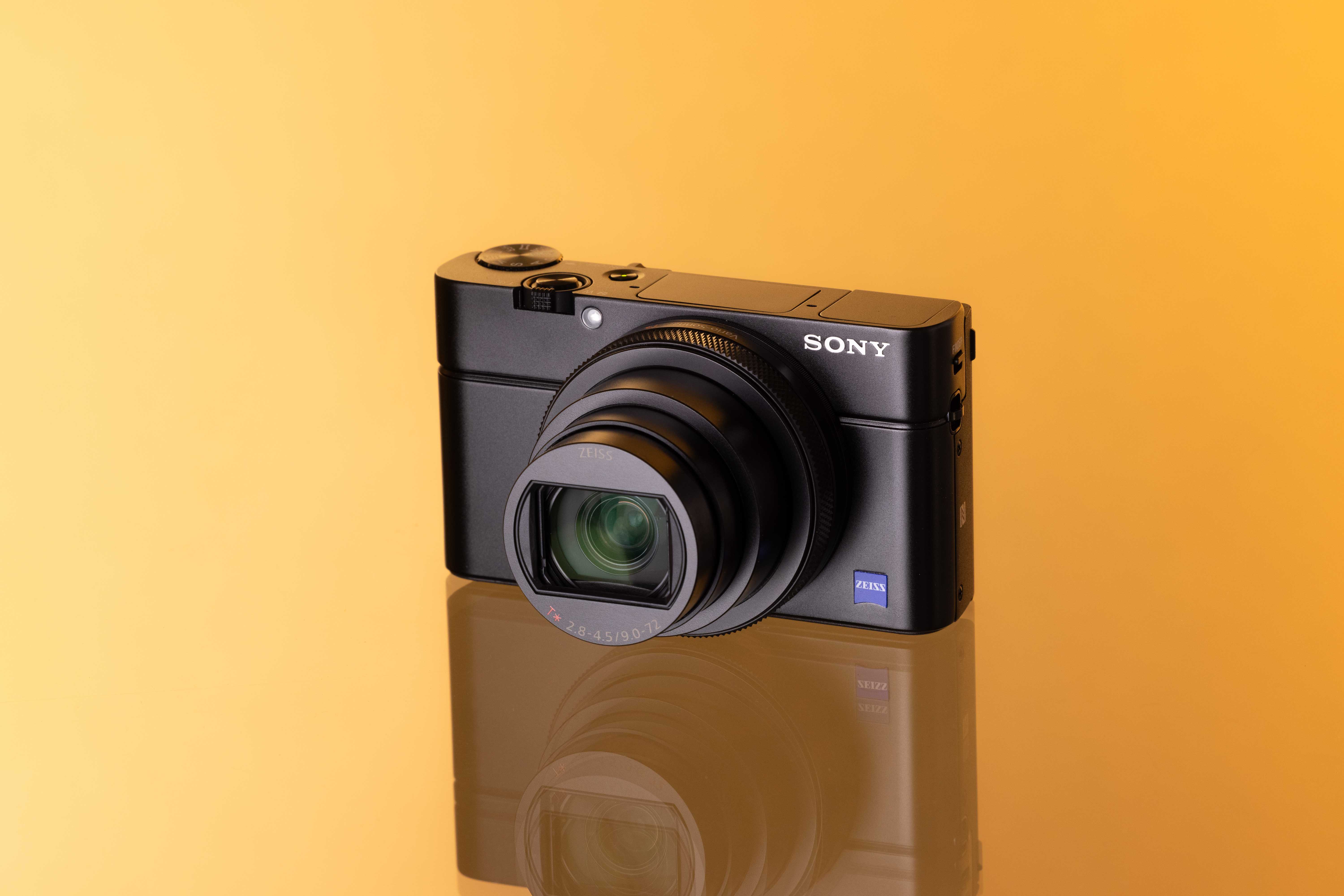 Sony RX100 VII op een gele achtergrond