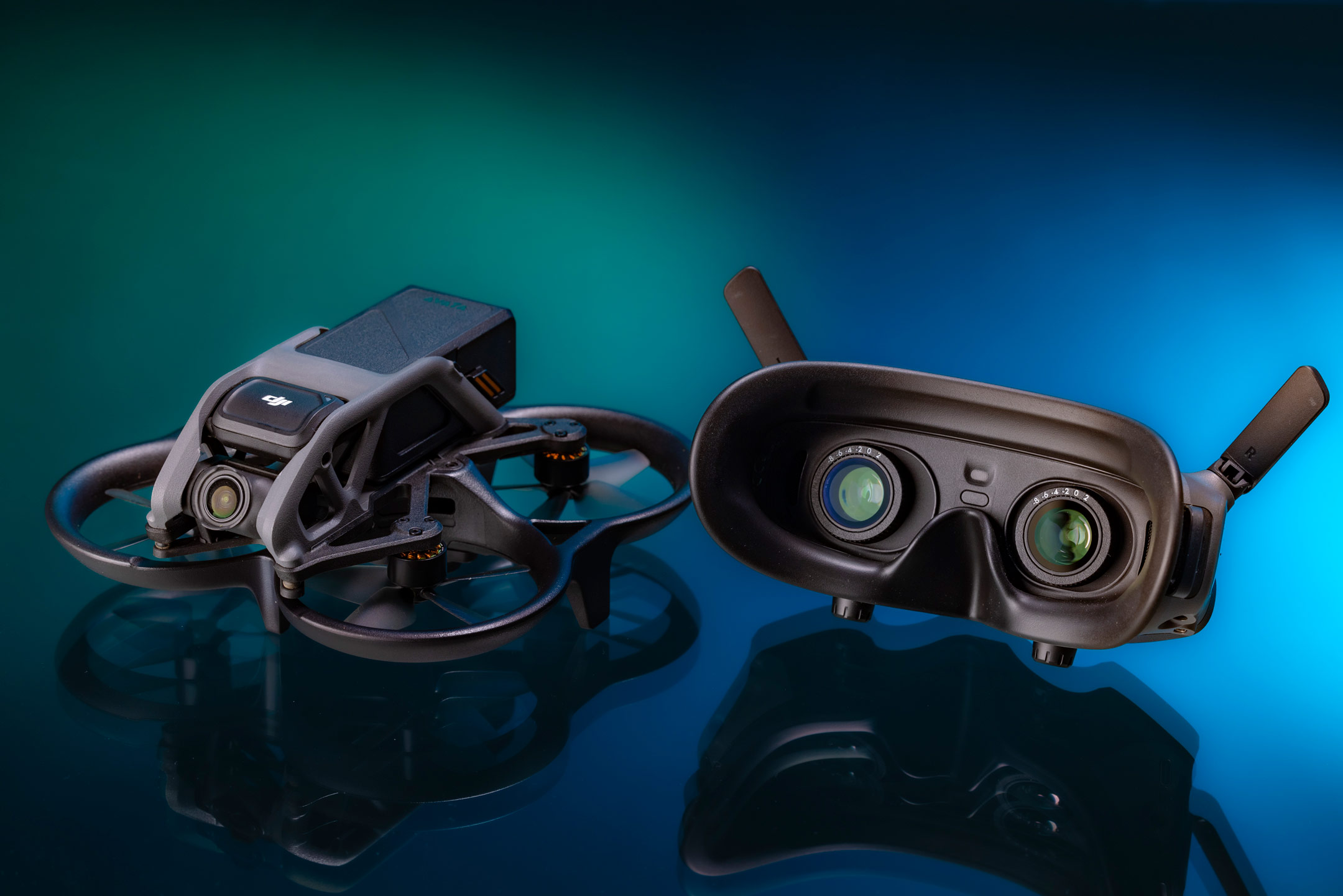 DJI Avata 1 en DJI Goggles Integra op een donkere achtergrond met turquoise en blauwe lichten