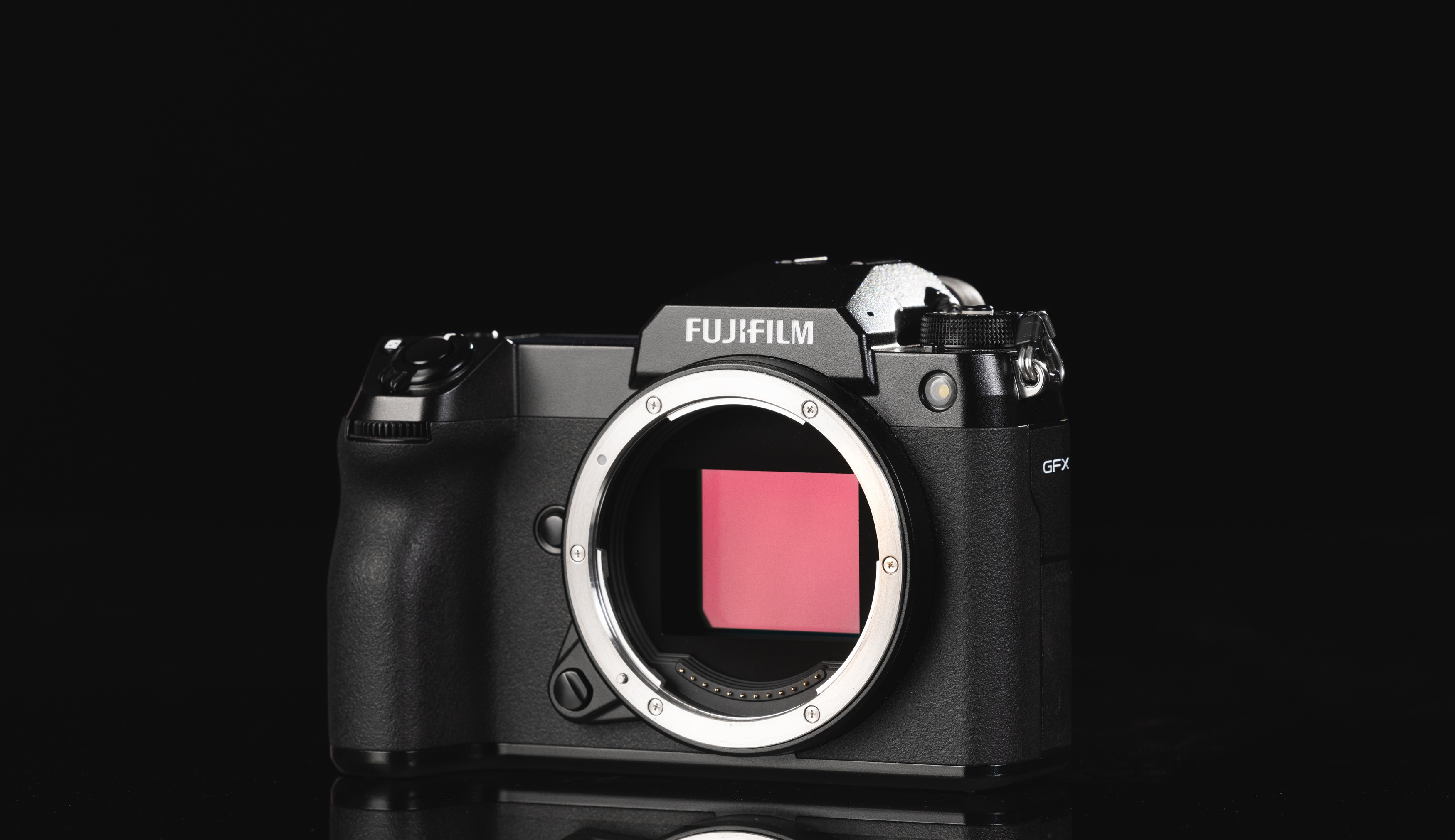 Fujifilm GFX 100S op een zwarte achtergrond met belichte sensor