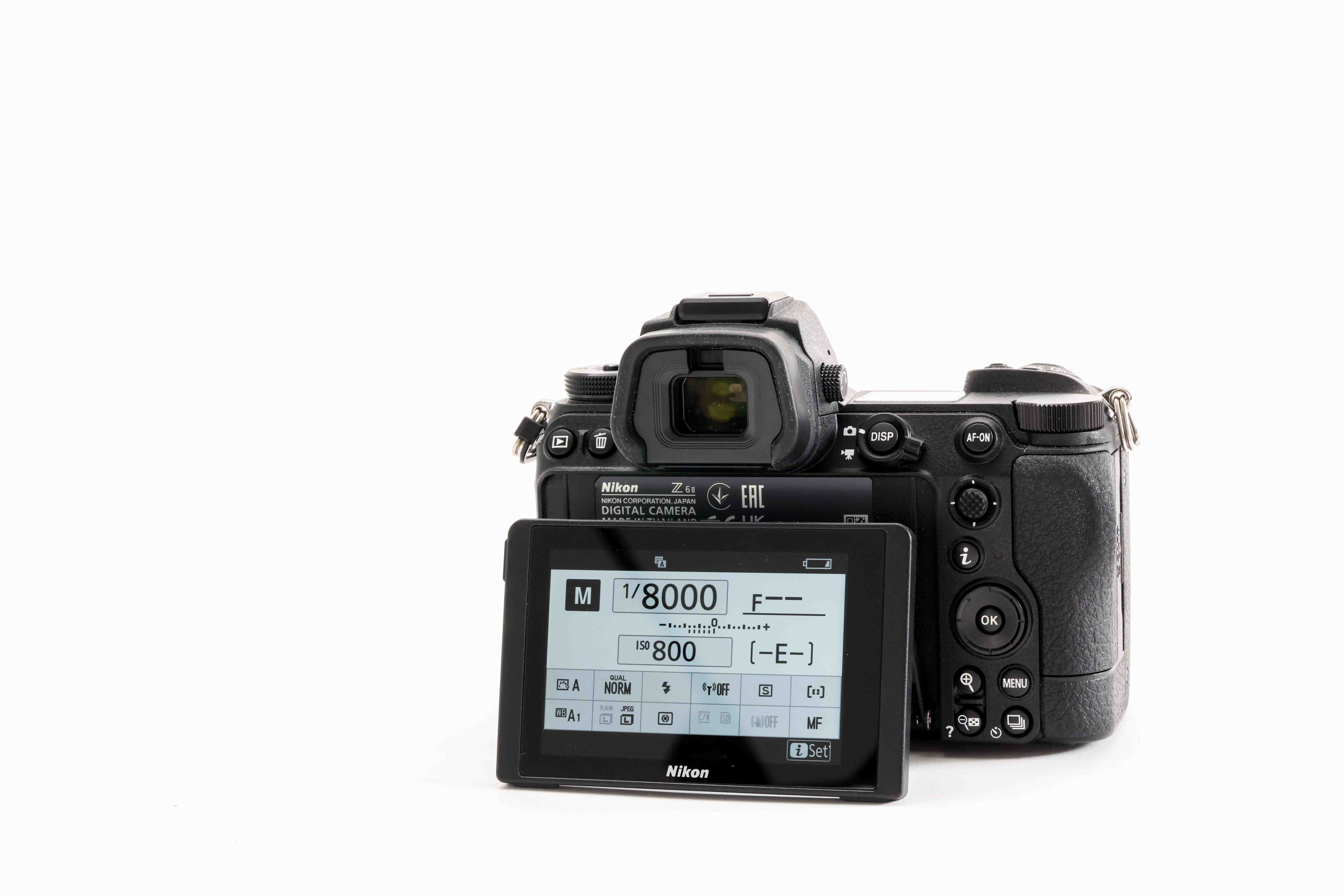 Retro della Nikon Z6 III, con mirino, display apribile lateralmente e pulsanti visibili.