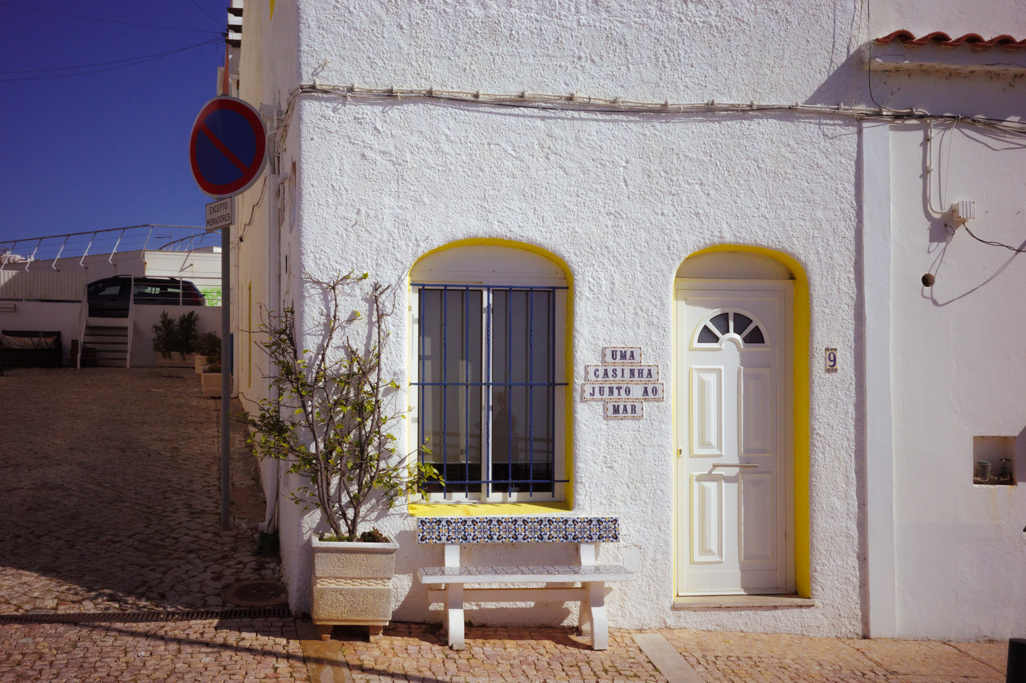 Ein Bild von einem kleinen Eckhaus mit gelben Elementen in Albufeira, Portugal. Von Connor Redmond.