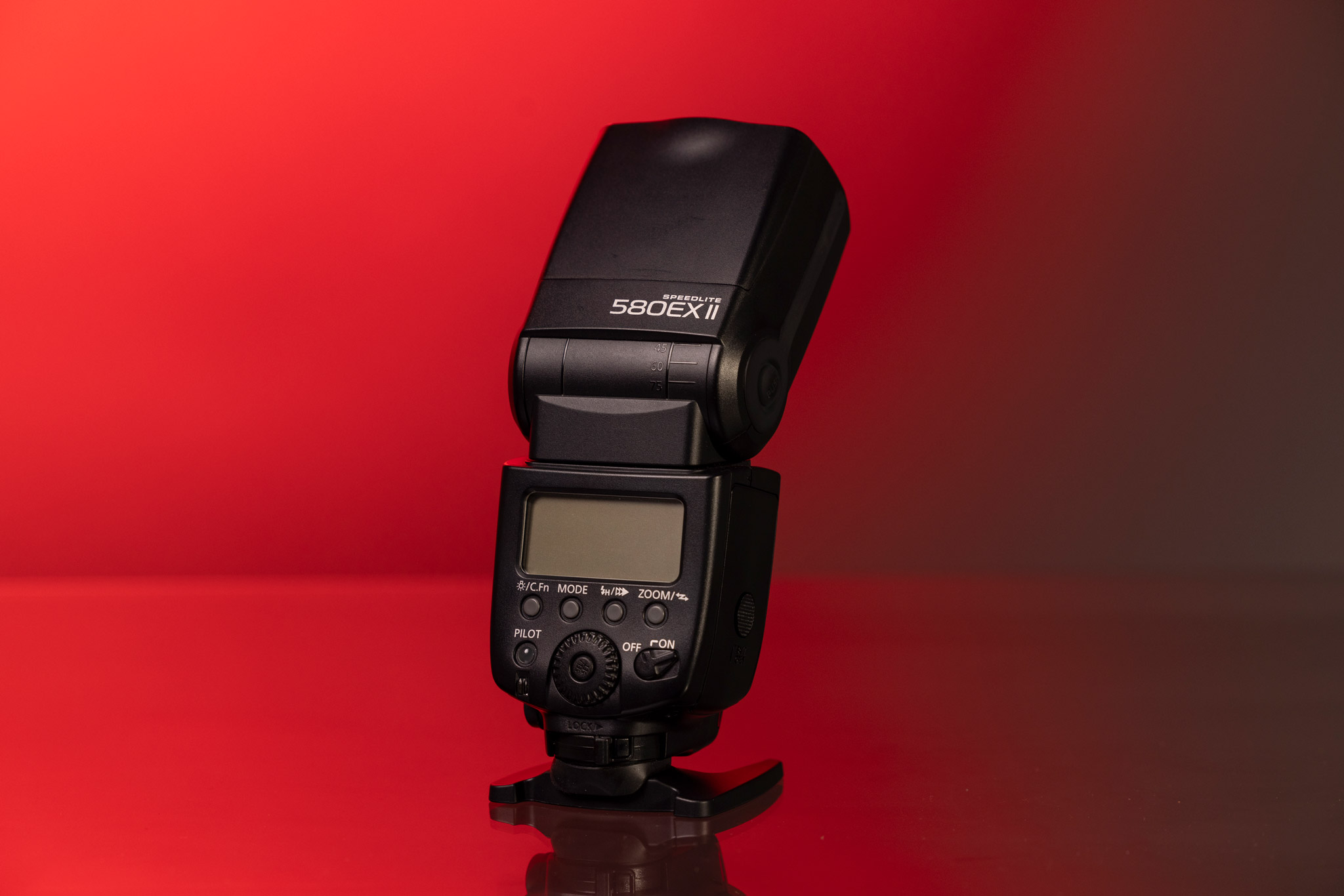Canon Speedlite 580EX II d’occasion sur fond rouge