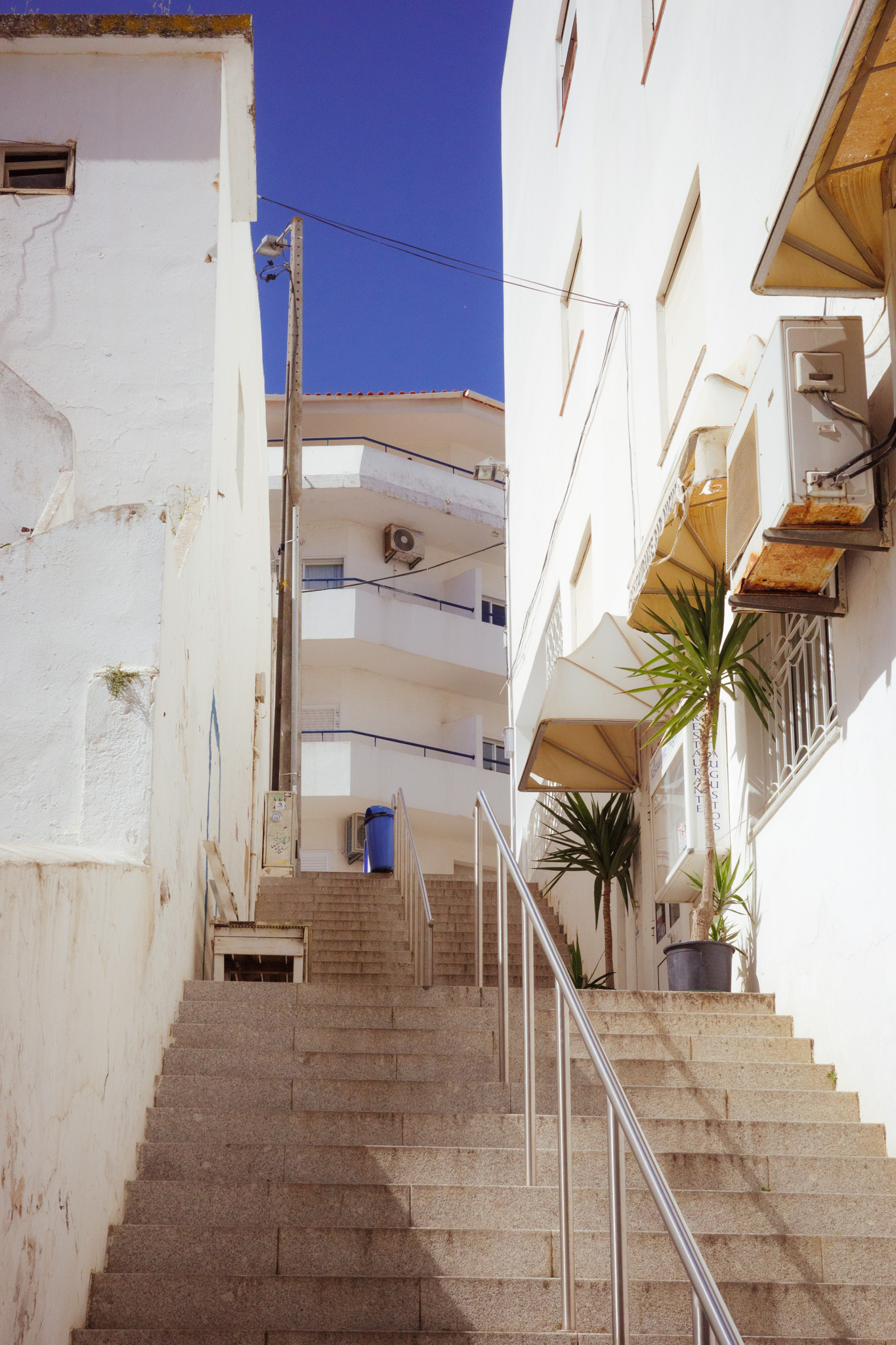 Die Treppe, die zu einem Wohnblock in Albufeira, Portugal, hinaufführt. Von Connor Redmond.