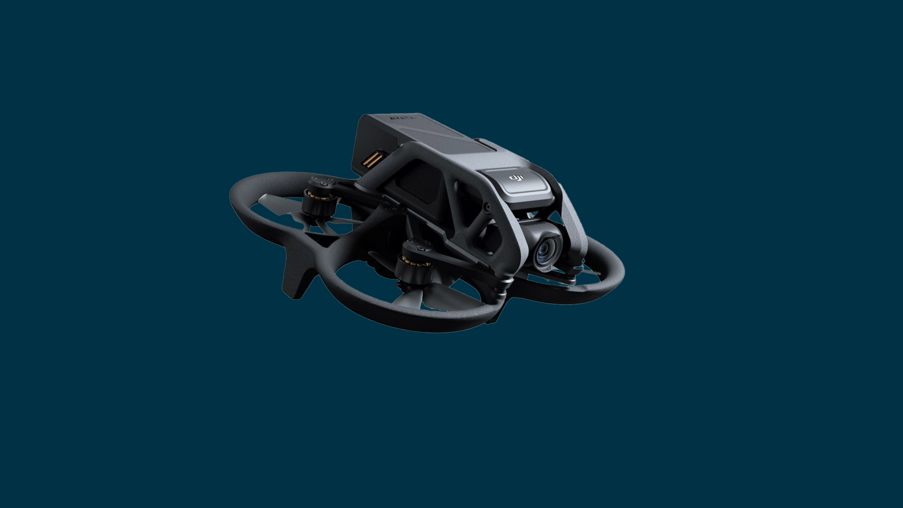 DJI Avata vor einem blauen Hintergrund