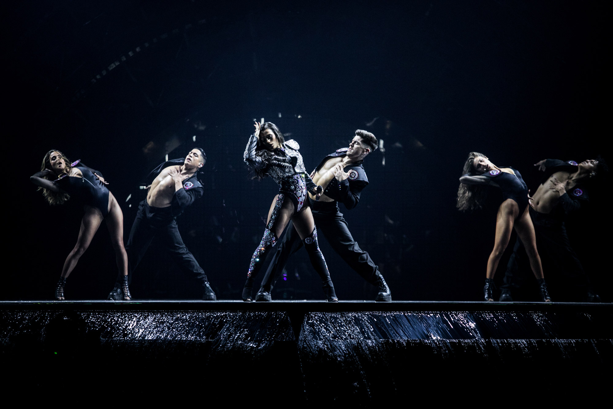Zes dansers op het podium tijdens Eurovisie.