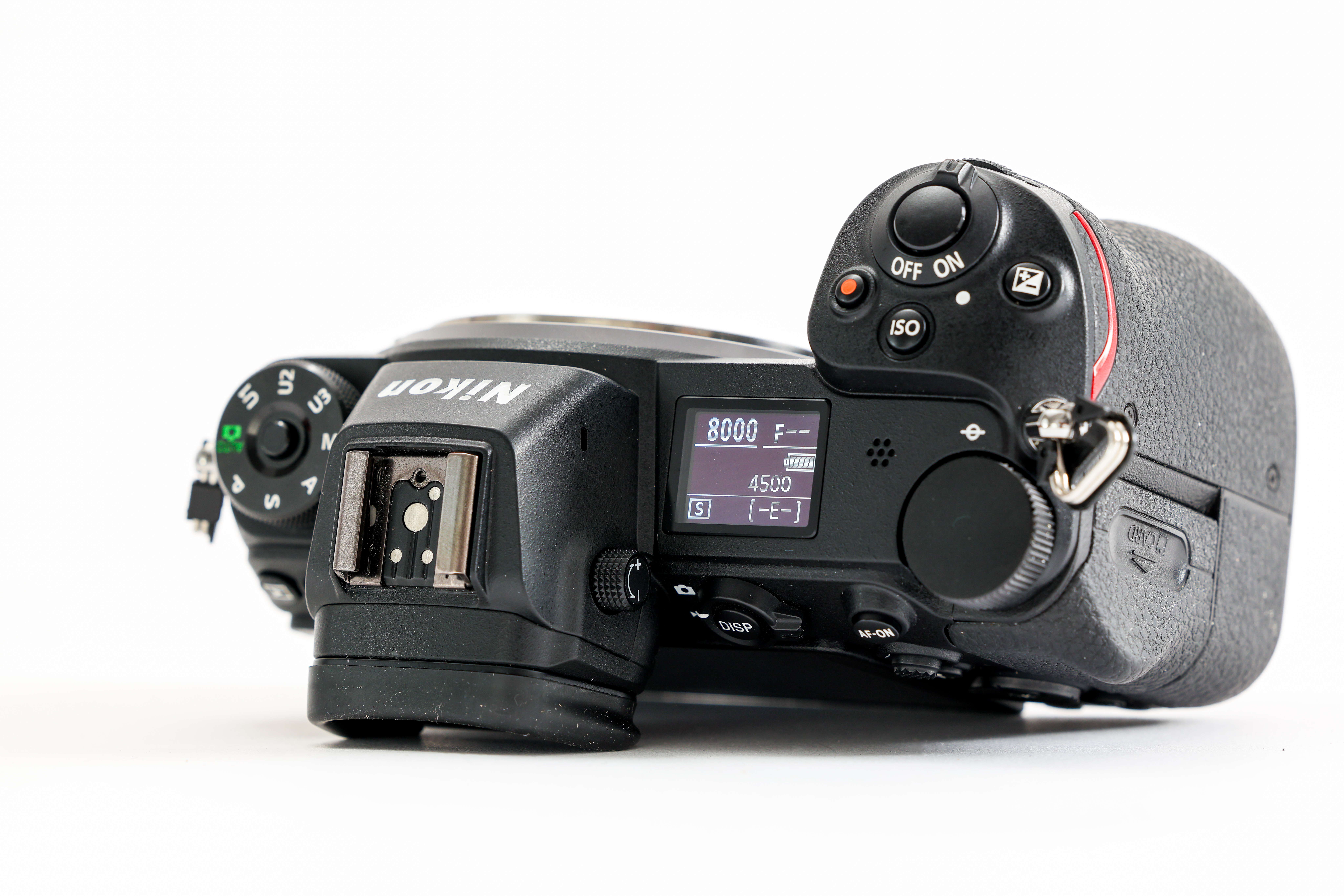 Nikon Z7 von oben mit oberem LCD-Panel auf weißem Hintergrund.