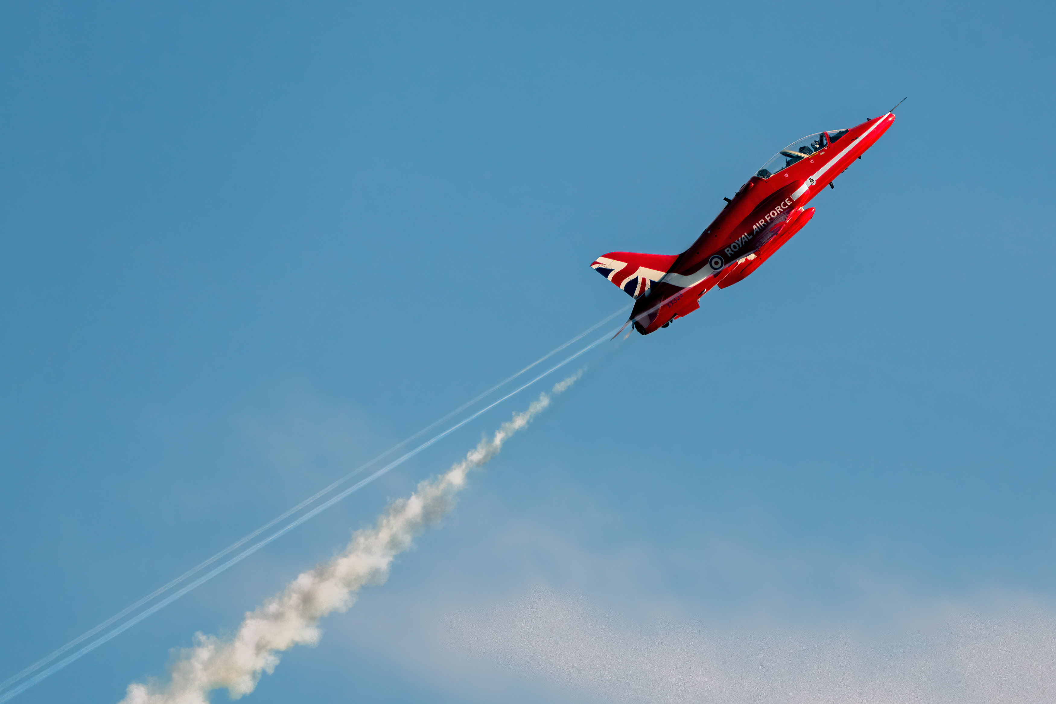 Britischer RAF Red Arrow im Flug auf der Eastbourne International Airshow