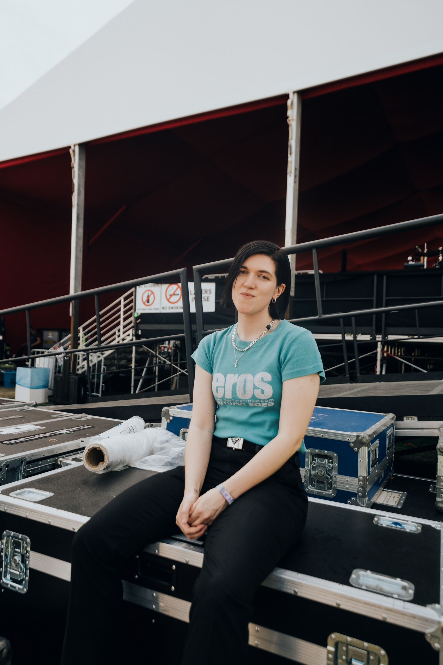 Portrait de Romy dans les coulisses avant leur prestation au festival de musique Coachella 2023.