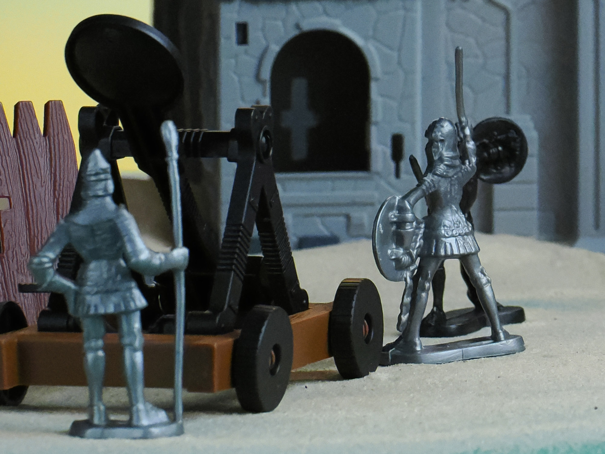 Modellschloss mit Ritterfiguren zur Demonstration der Bildqualität der RAW-Dateien bei ISO 6400 ohne Rauschunterdrückung.