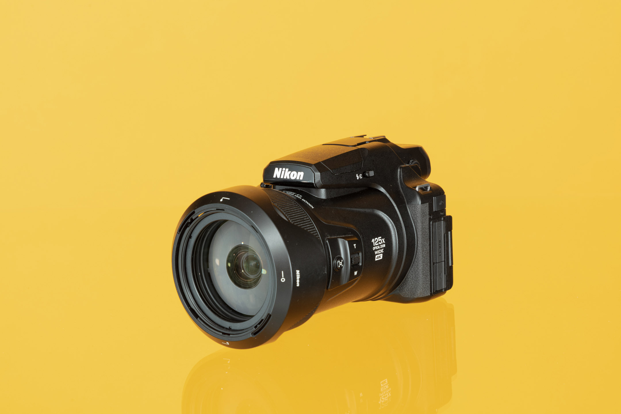 Nikon P1000 tegen een gele achtergrond