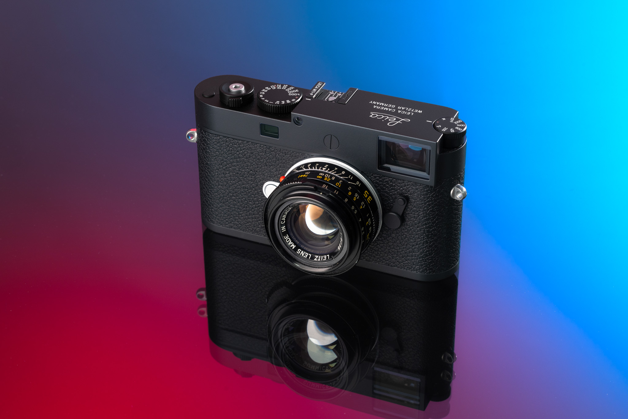Leica M11-P op een roze en blauwe achtergrond