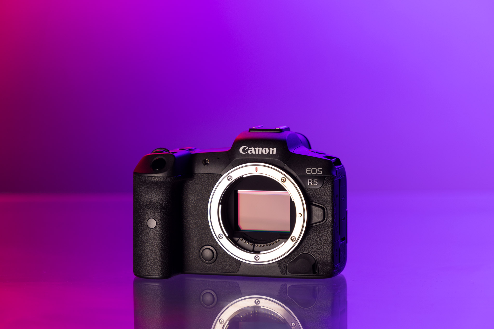 Canon EOS R5 vor einem lila Hintergrund