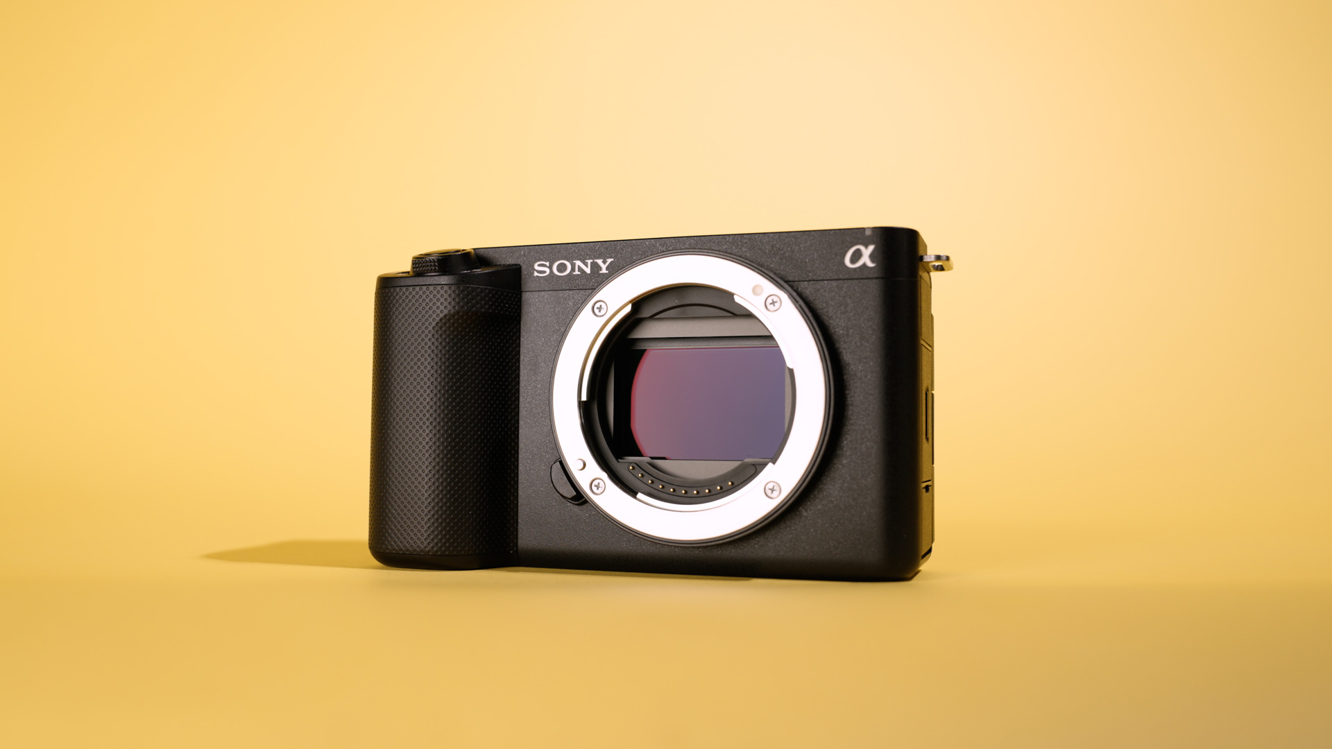 Sony ZV-E1 sur fond jaune