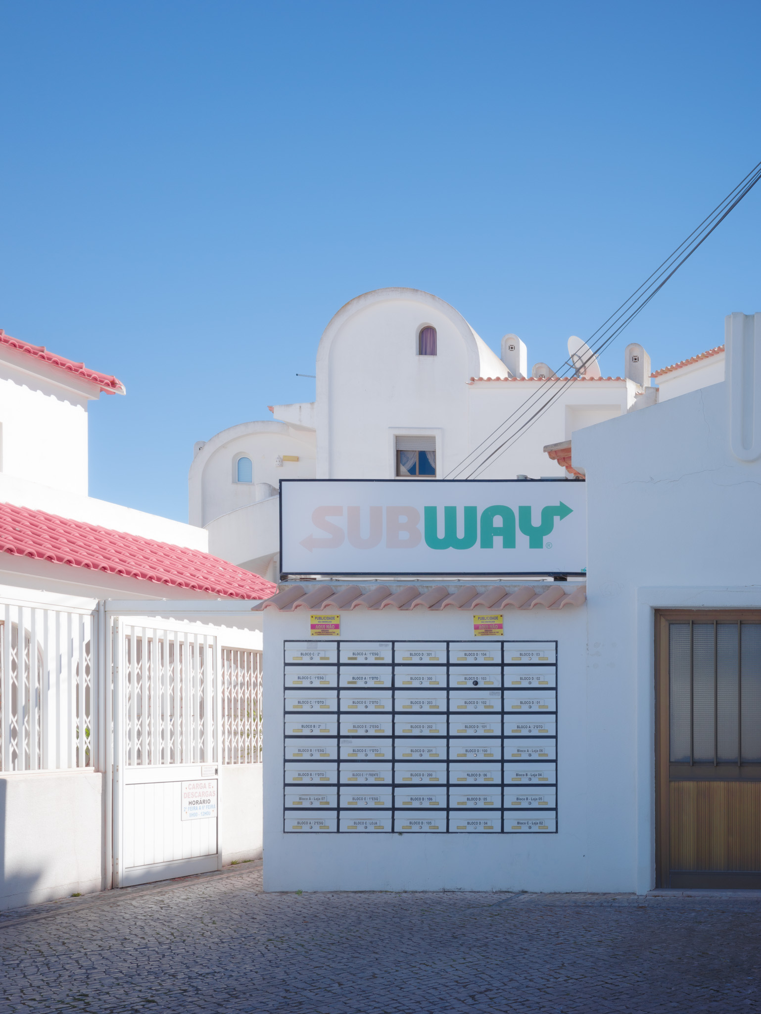 Ein seltsam sonnenverblasstes "Subway"-Schild in einer Straße in Albufeira, Portugal. Von Connor Redmond.