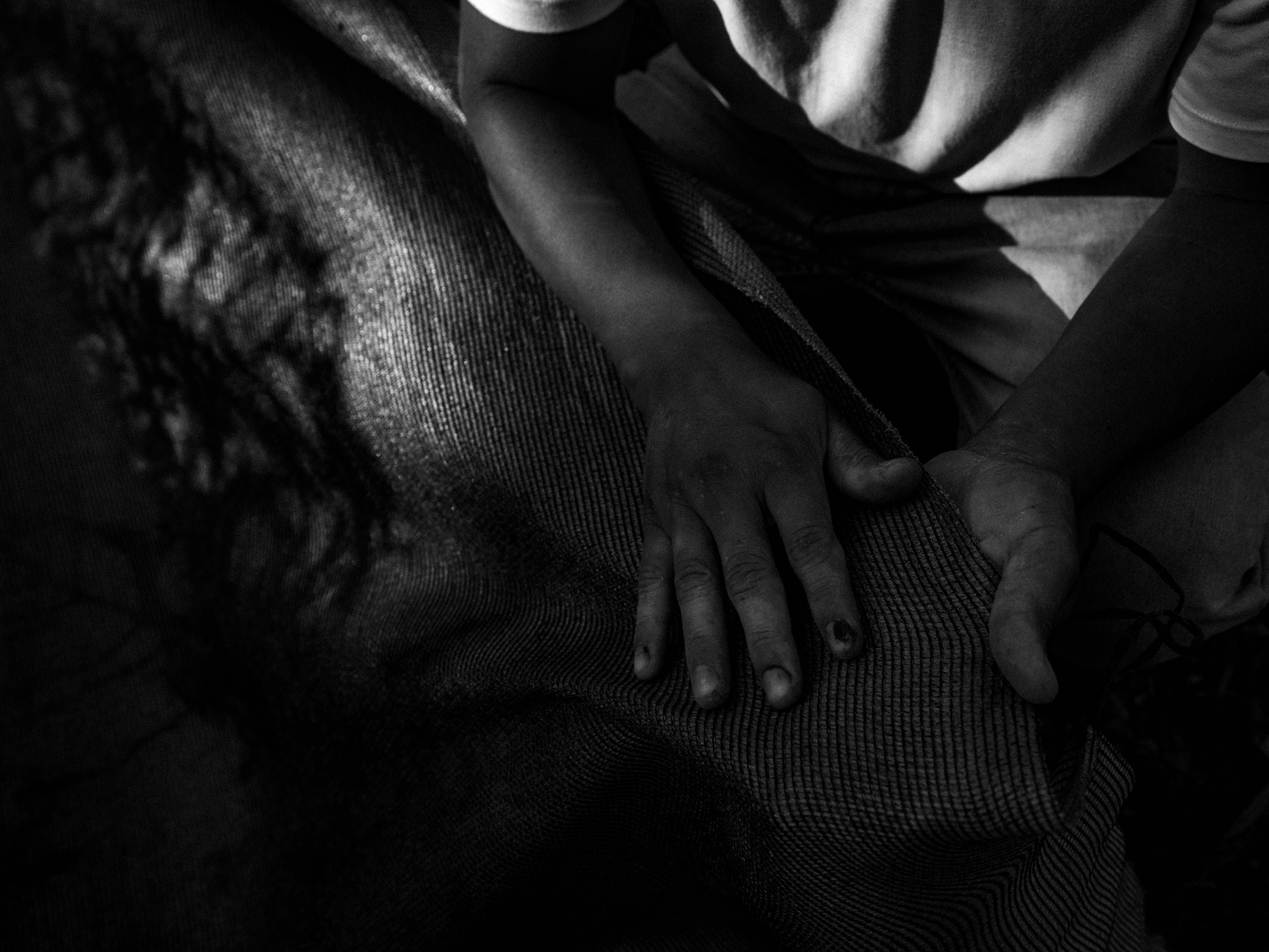 Photo en noir et blanc de mains en action chez Zūnya pour le restaurant végétal Nula, prise par Ian Howorth avec un appareil photo moyen format Hasselblad X1D II