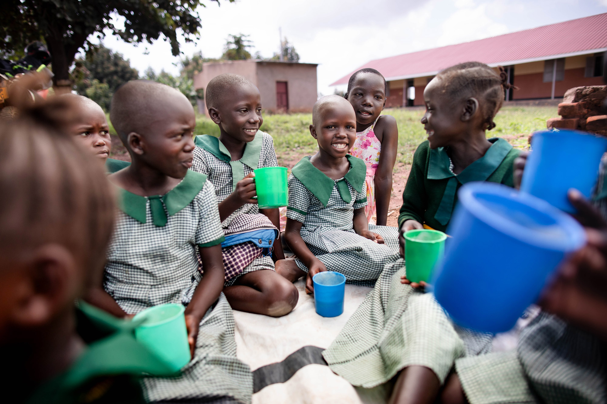 Des écoliers prennent leur petit déjeuner à l’école. Photo par Thomas Williams prise par un Canon EOS 5D Mark IV.