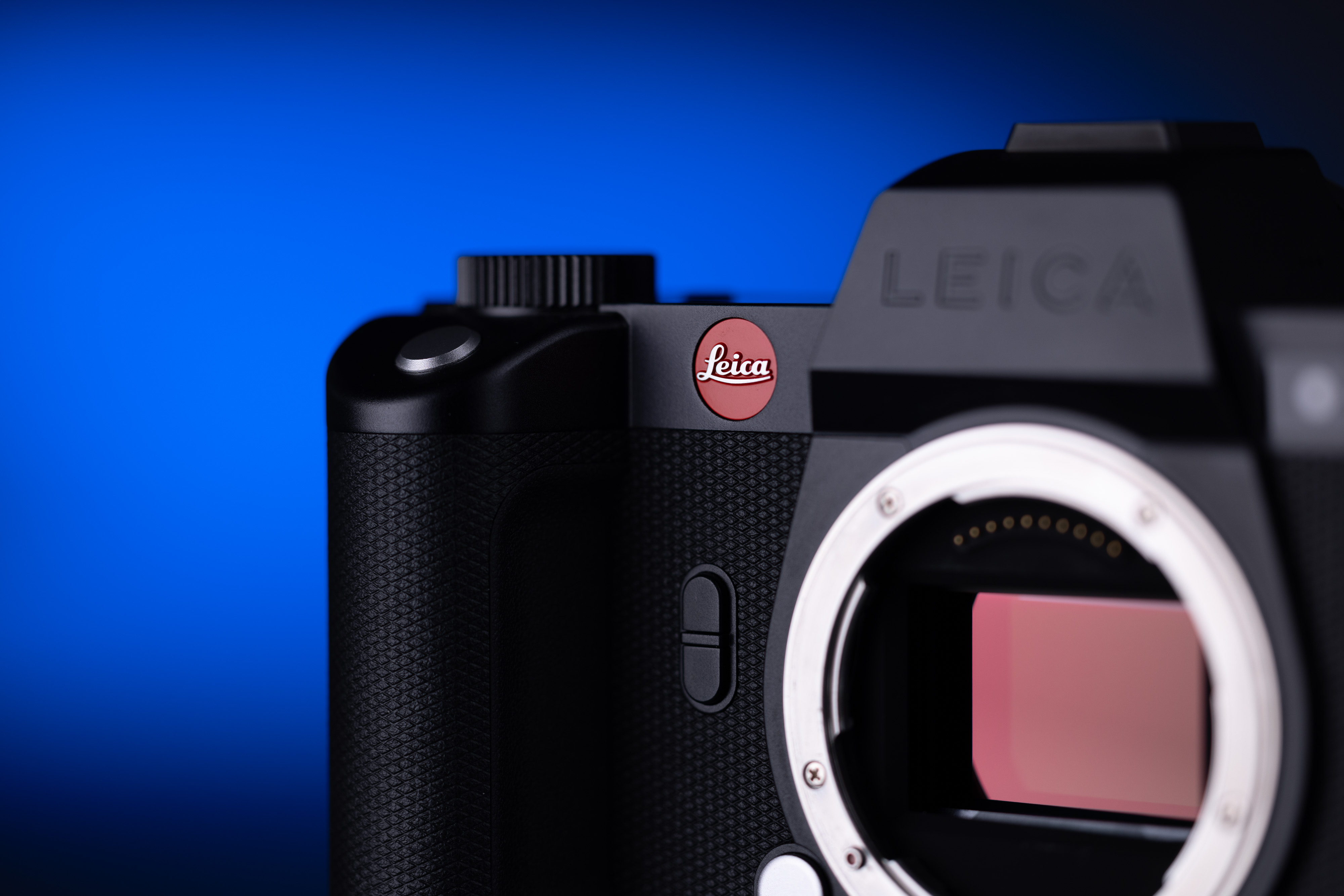 Nahaufnahme der Leica SL-2 vor blau-schwarzem Hintergrund