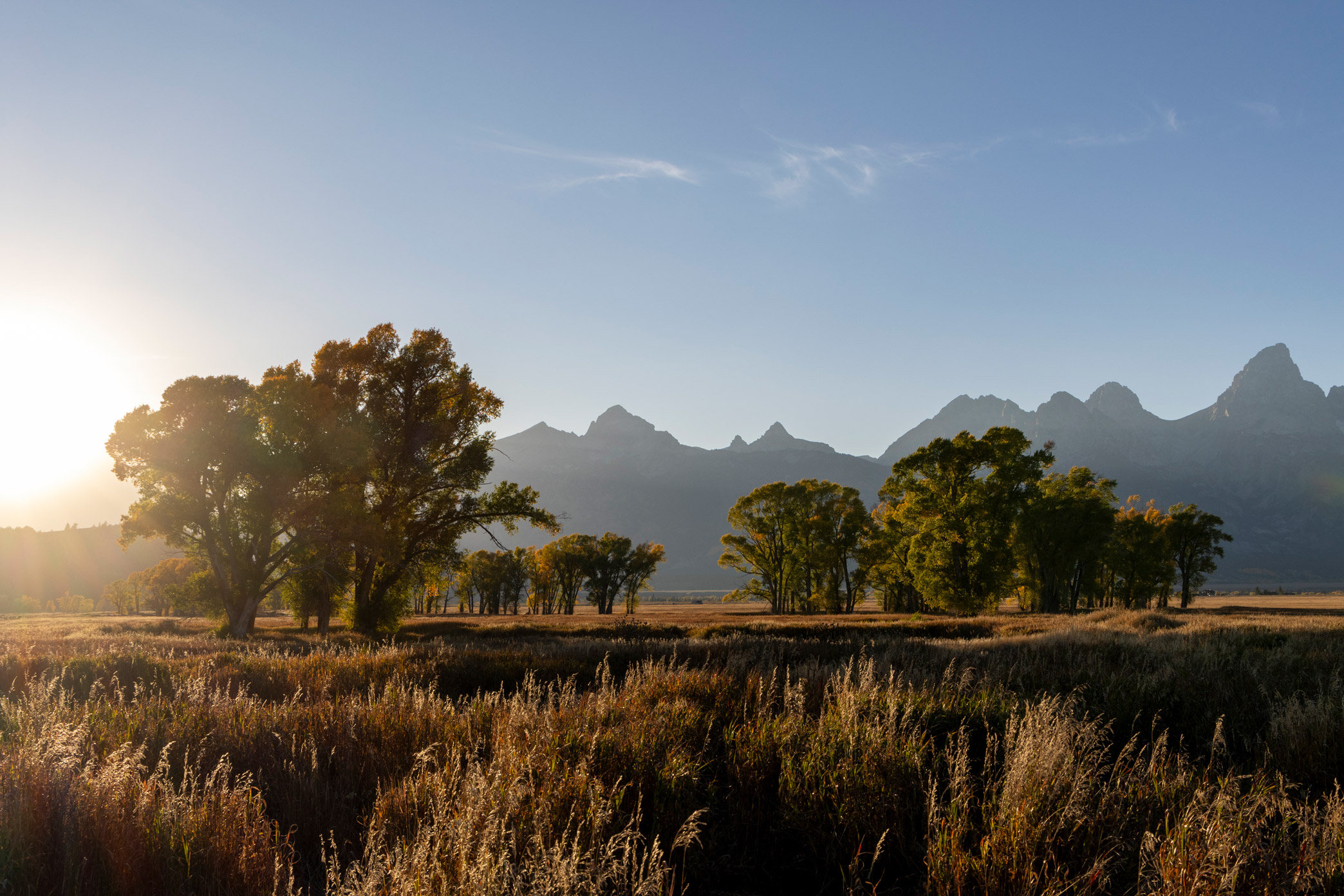Sonnenuntergang über dem Mormon Row in der Nähe des Grand Teton National Park in Jackson, Wyoming. Aufgenommen von Kristi Townsend mit einer Canon EOS R7.