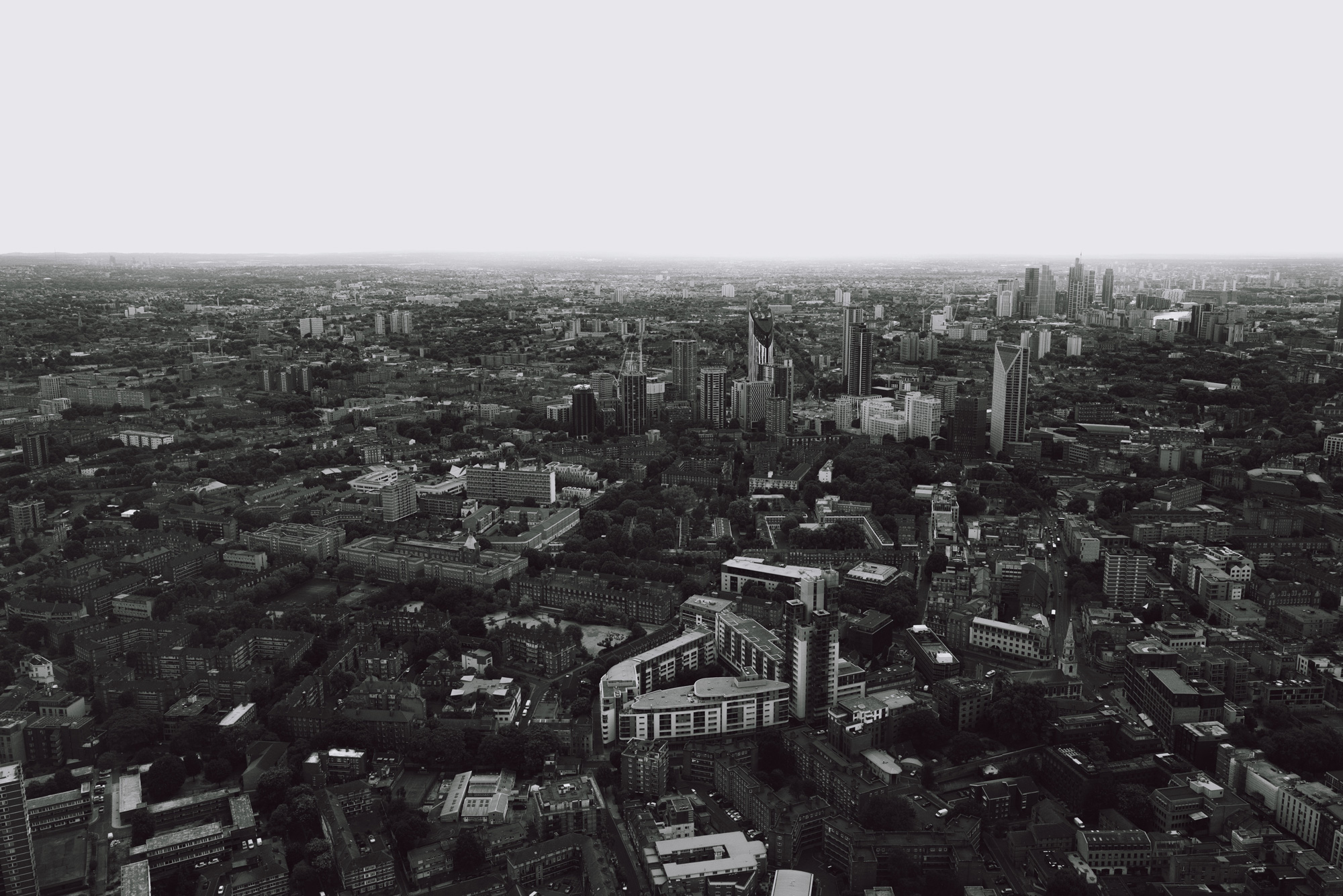 Photo noir et blanc vue du ciel de la Skyline de Londres prise avec un Leica Q2.