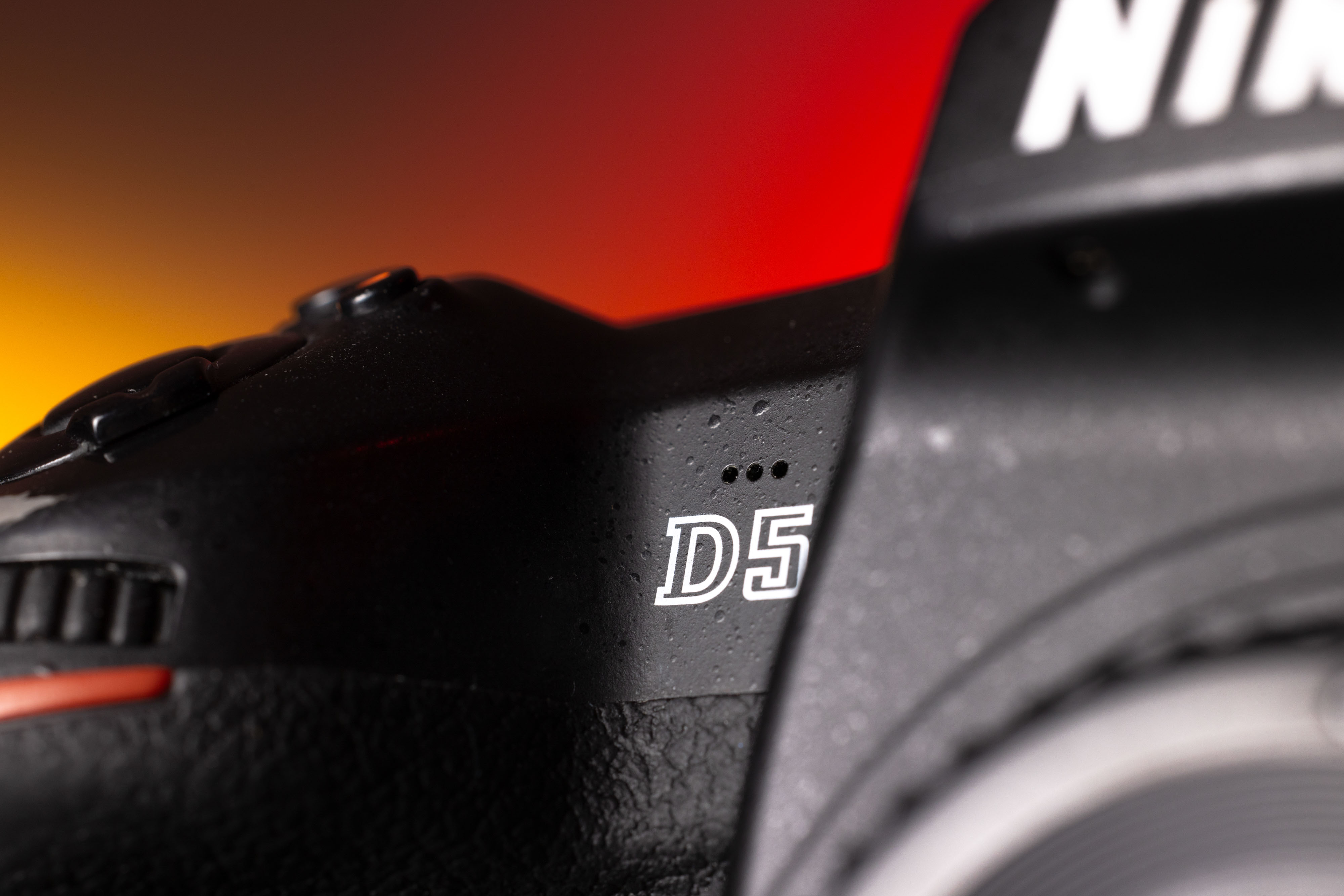 Primer plano de una Canon EOS 1DX Mark II usada