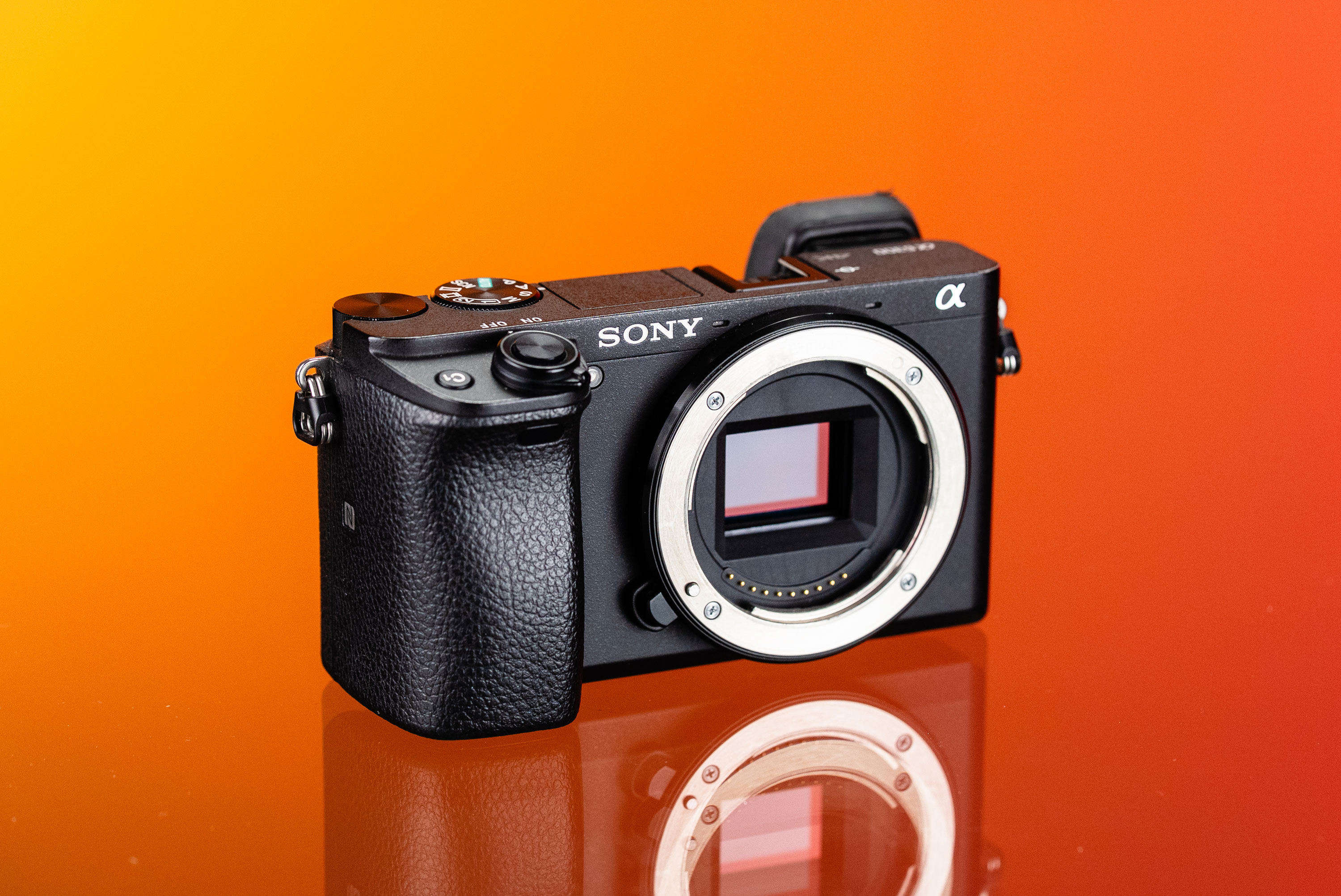Gebrauchte Sony A6300 auf orange-rotem Hintergrund