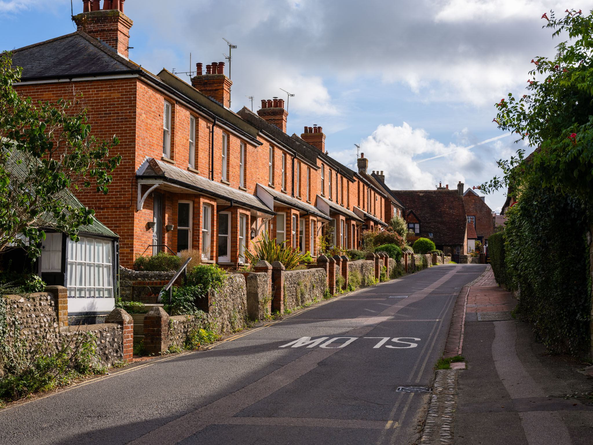 Eine Reihe roter Backsteinhäuser in einer Straße irgendwo in Sussex, UK