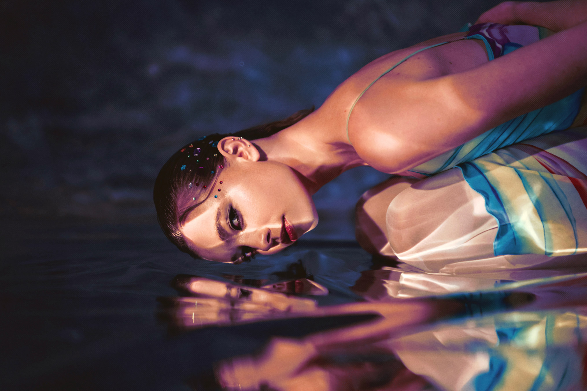 Personne au sol avec réflexion et robe 
Brandon Woelfel | Nikon Z 7II | 35mm | 1/200 | f/1.4 | ISO 400