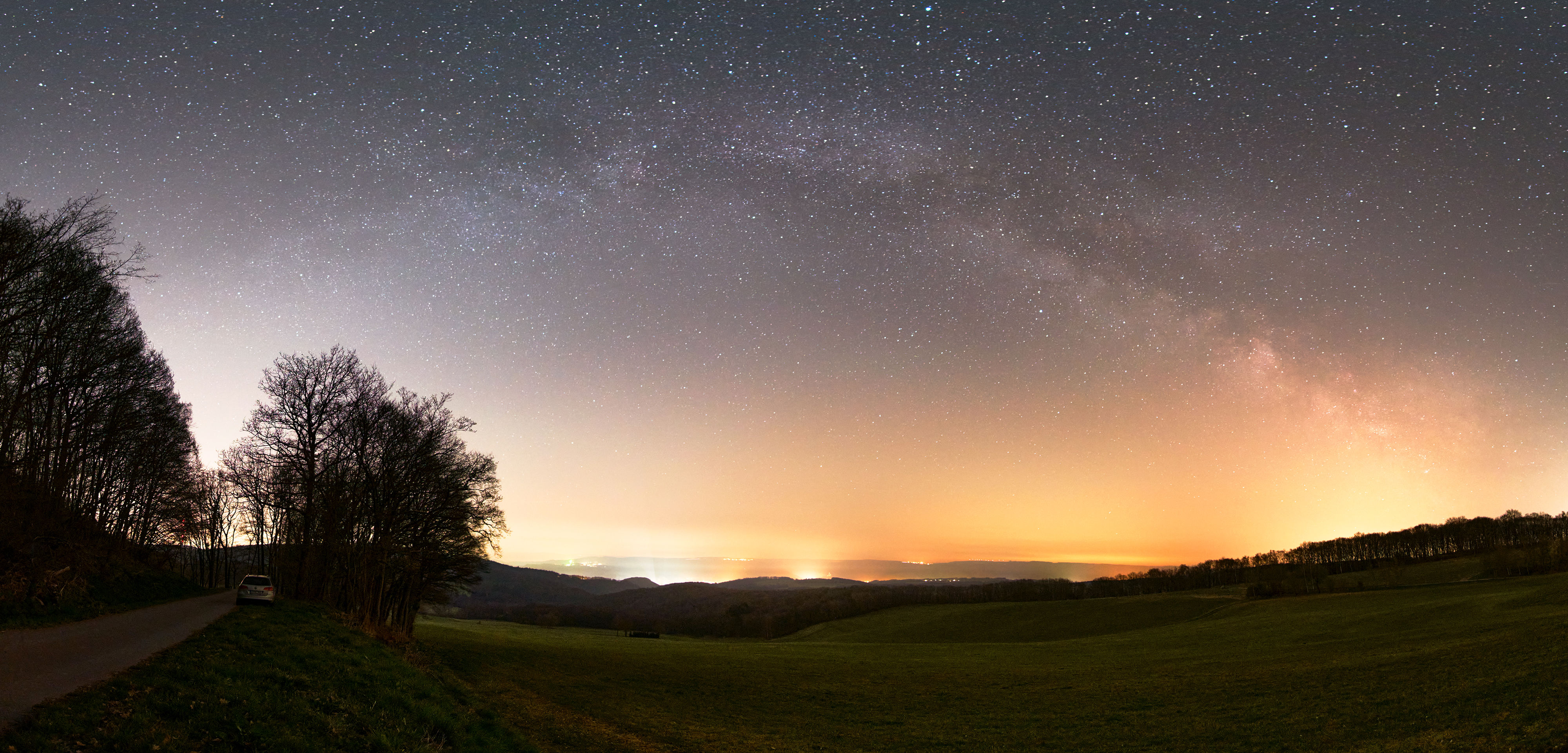 Ein Sternenhimmel Bild von einer Landschaft 

