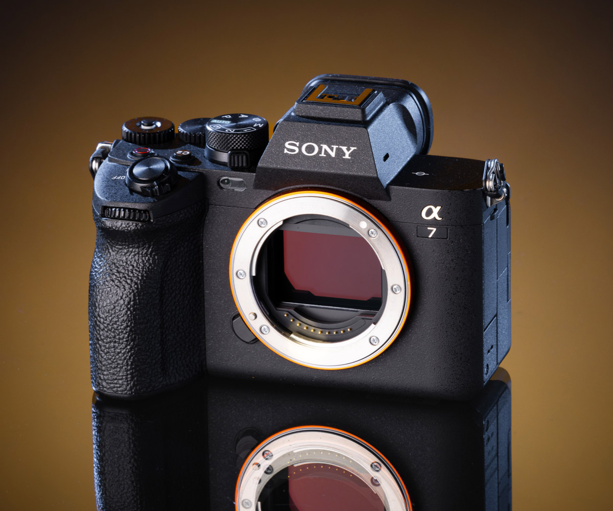 Sony A7R IV op een bronzen achtergrond.