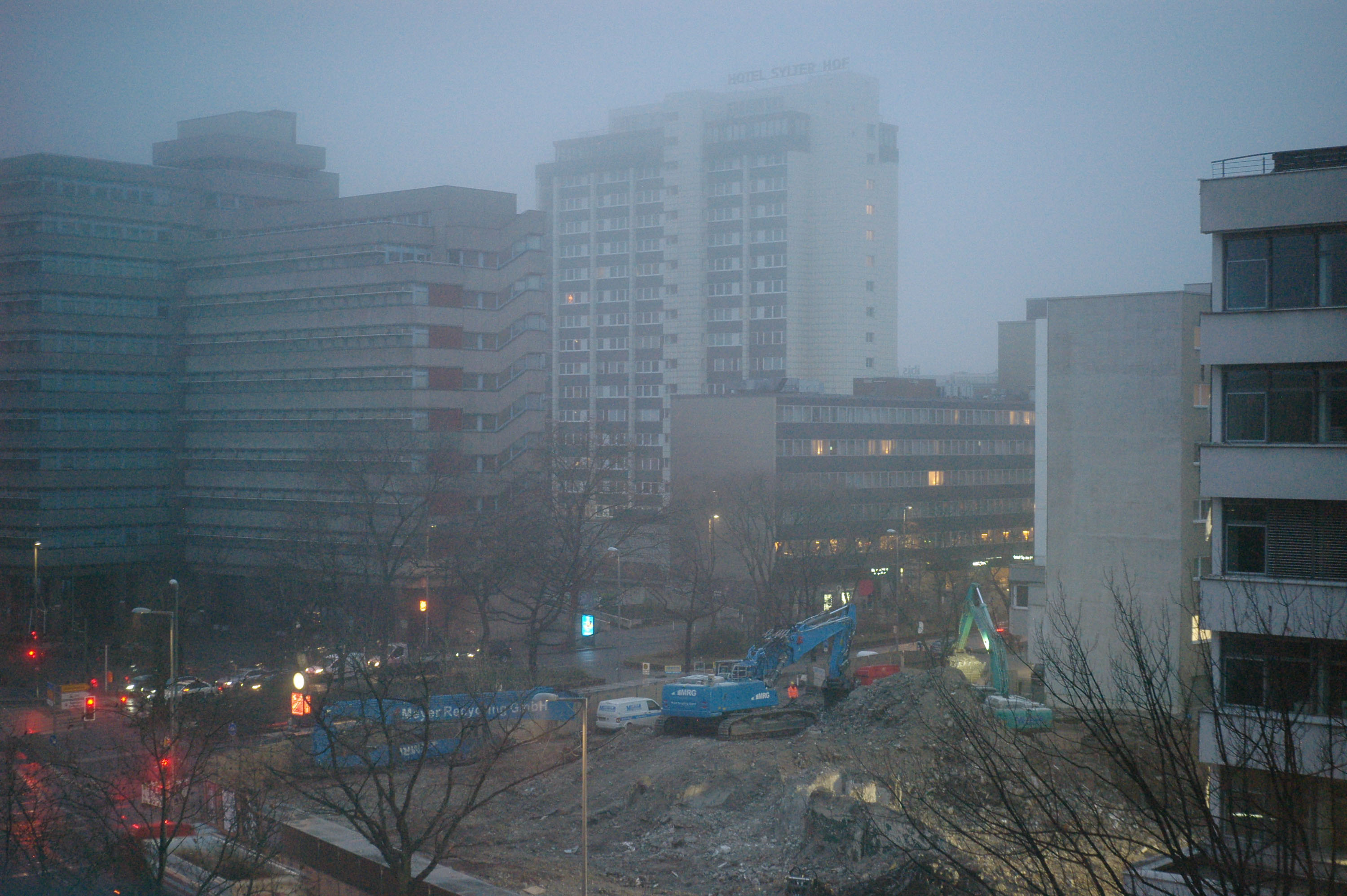 Meerdere brutalistisch ogende gebouwen in de mist, gefotografeerd door Sam Knight.