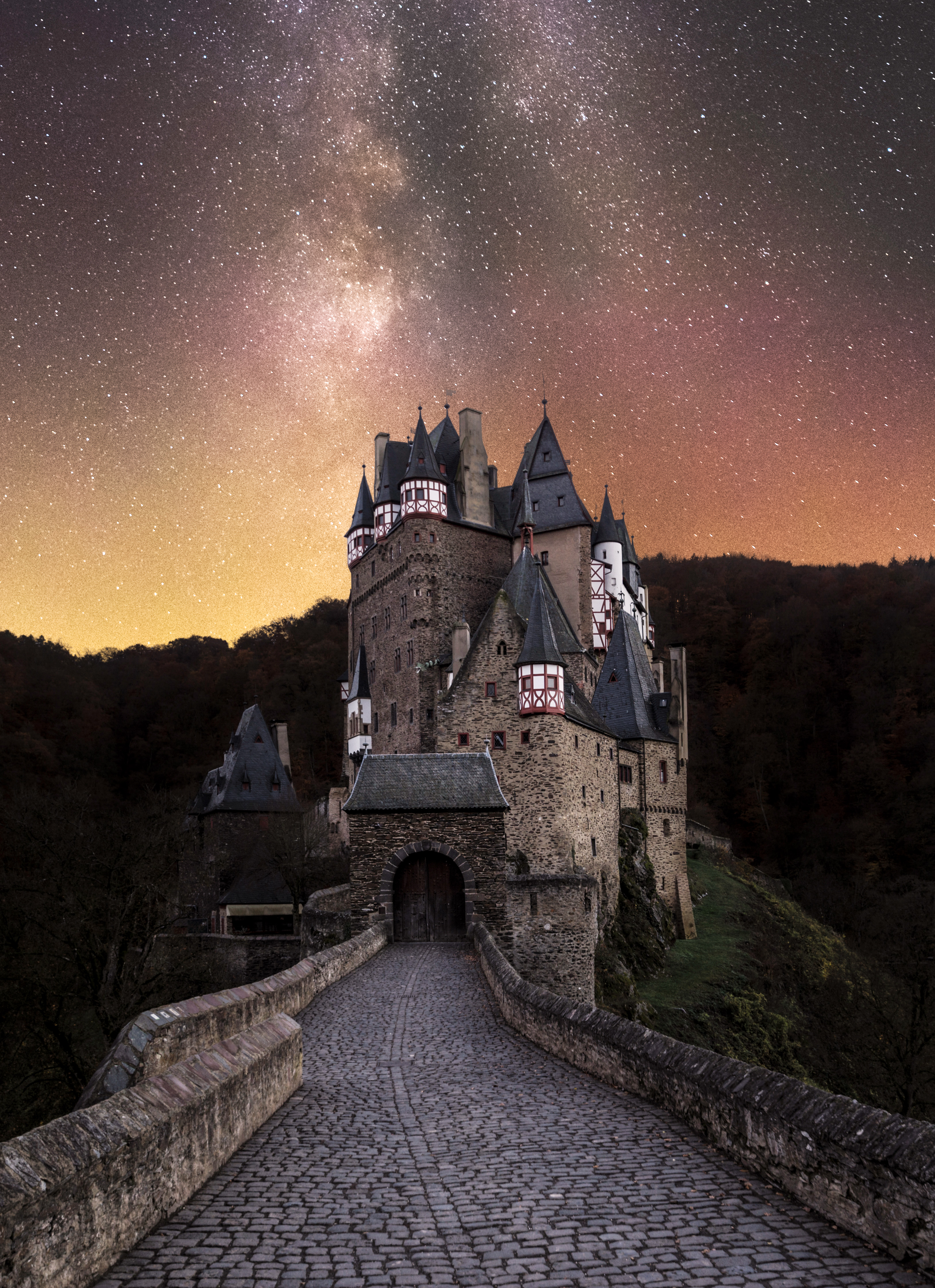 Ein Sternenhimmel Bild von einem Schloss 

